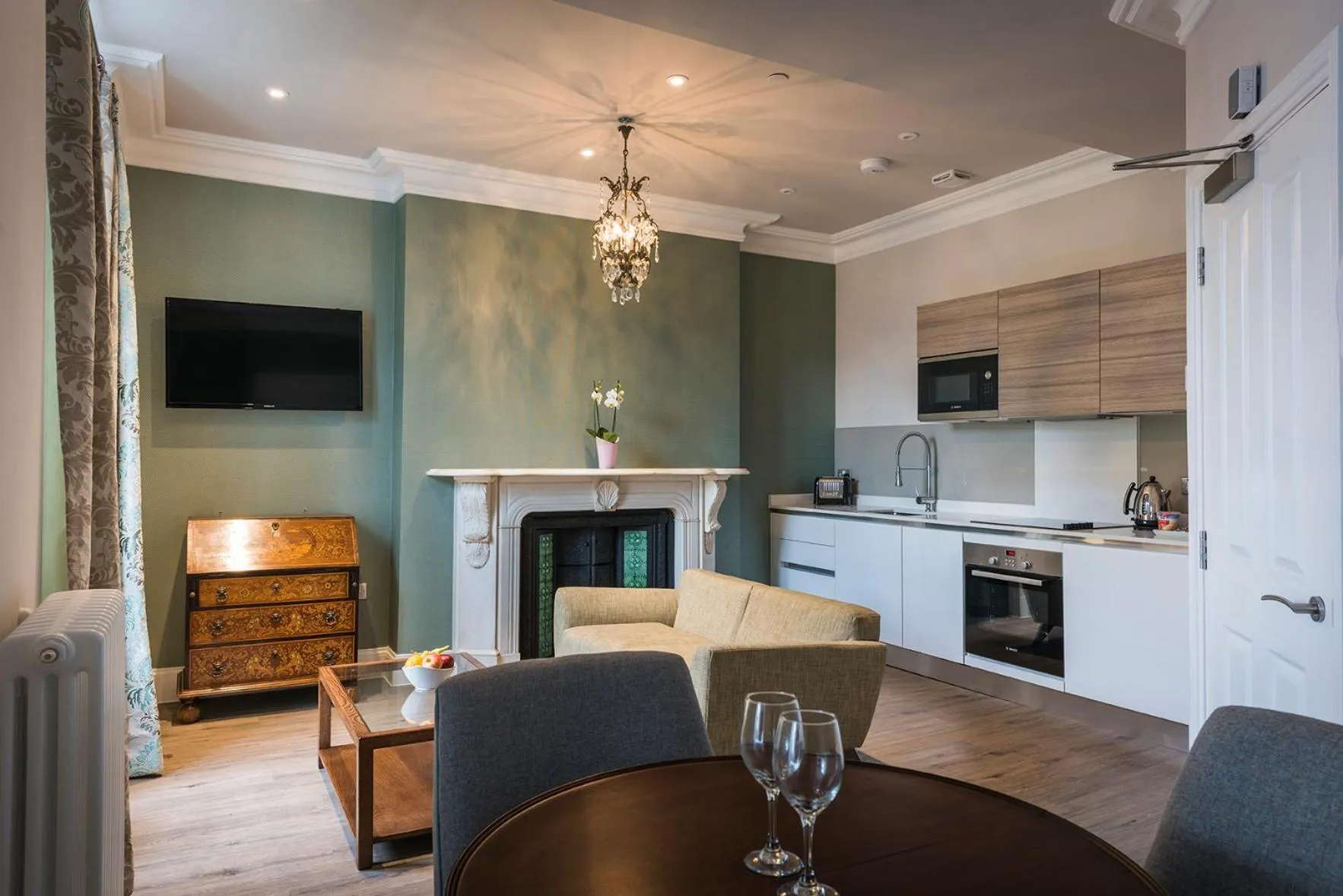 TV and multimedia in Beech House - Urban Apartments