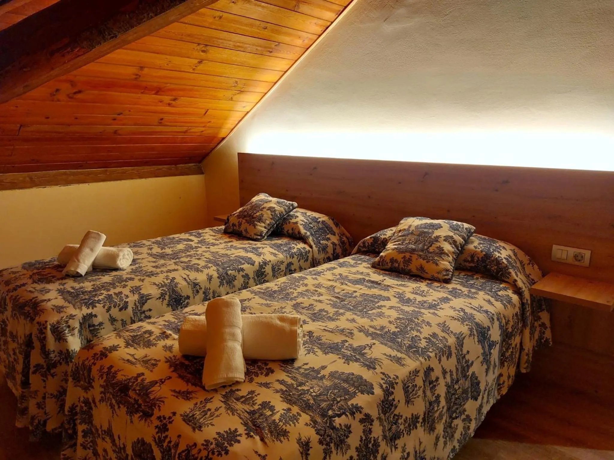 Decorative detail, Bed in Hotel Saurat