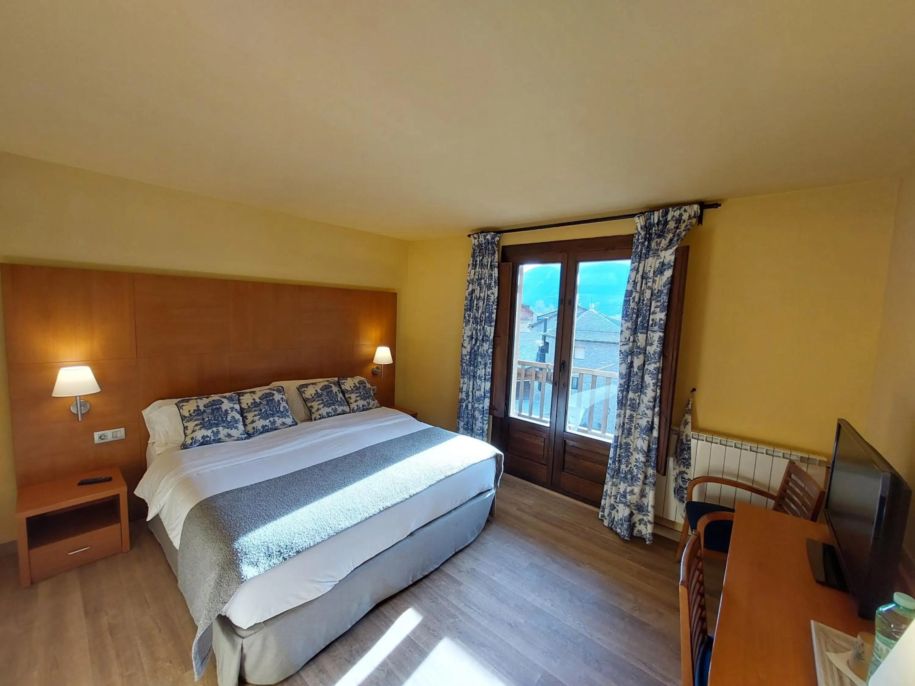 Photo of the whole room, Bed in Hotel Saurat