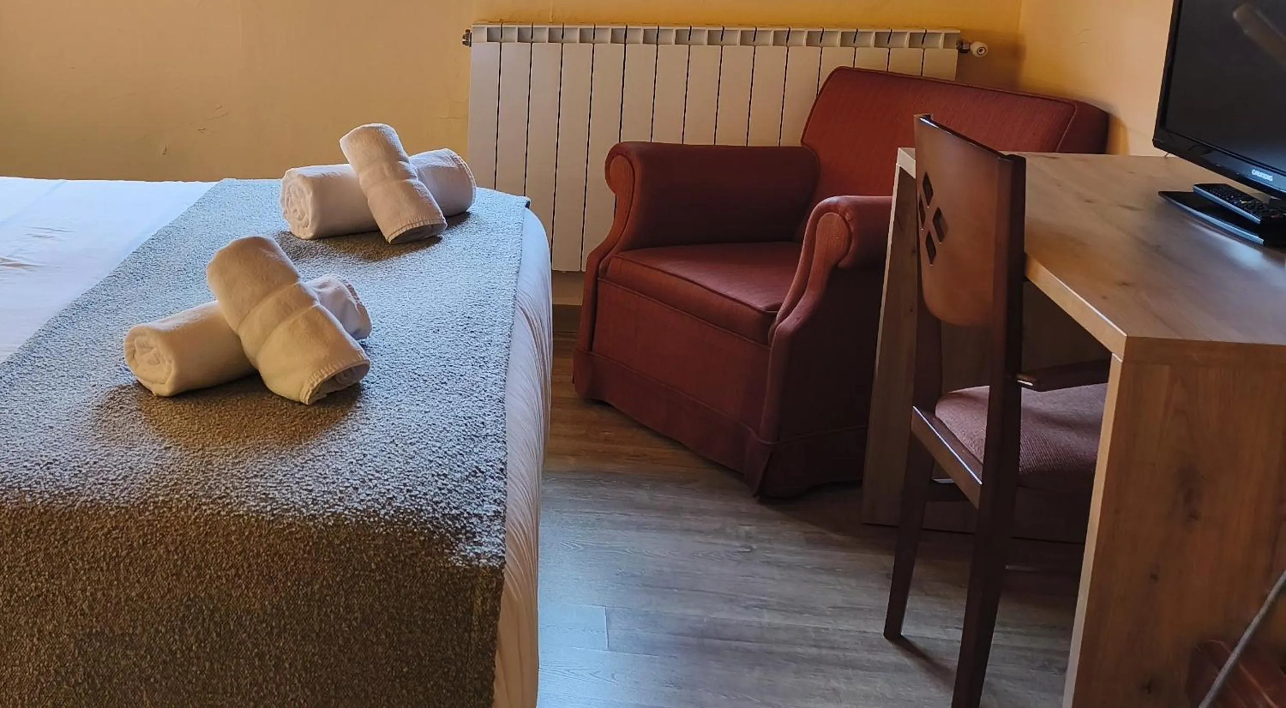 Photo of the whole room, Bed in Hotel Saurat