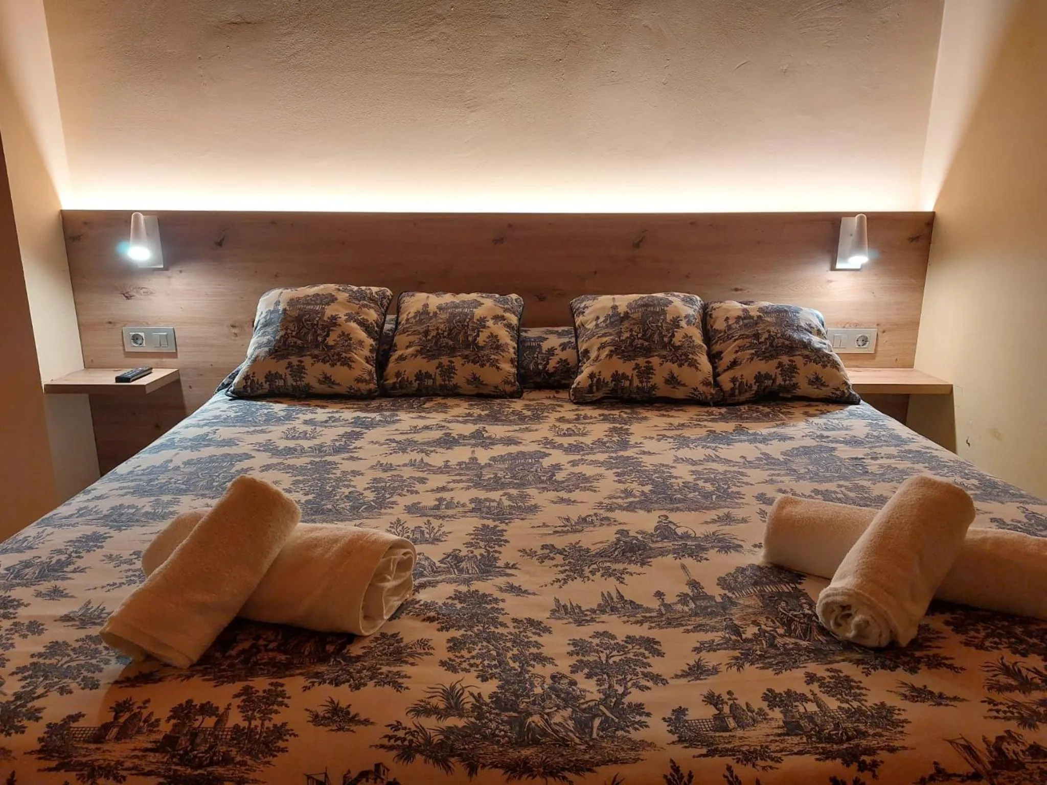 Decorative detail, Bed in Hotel Saurat