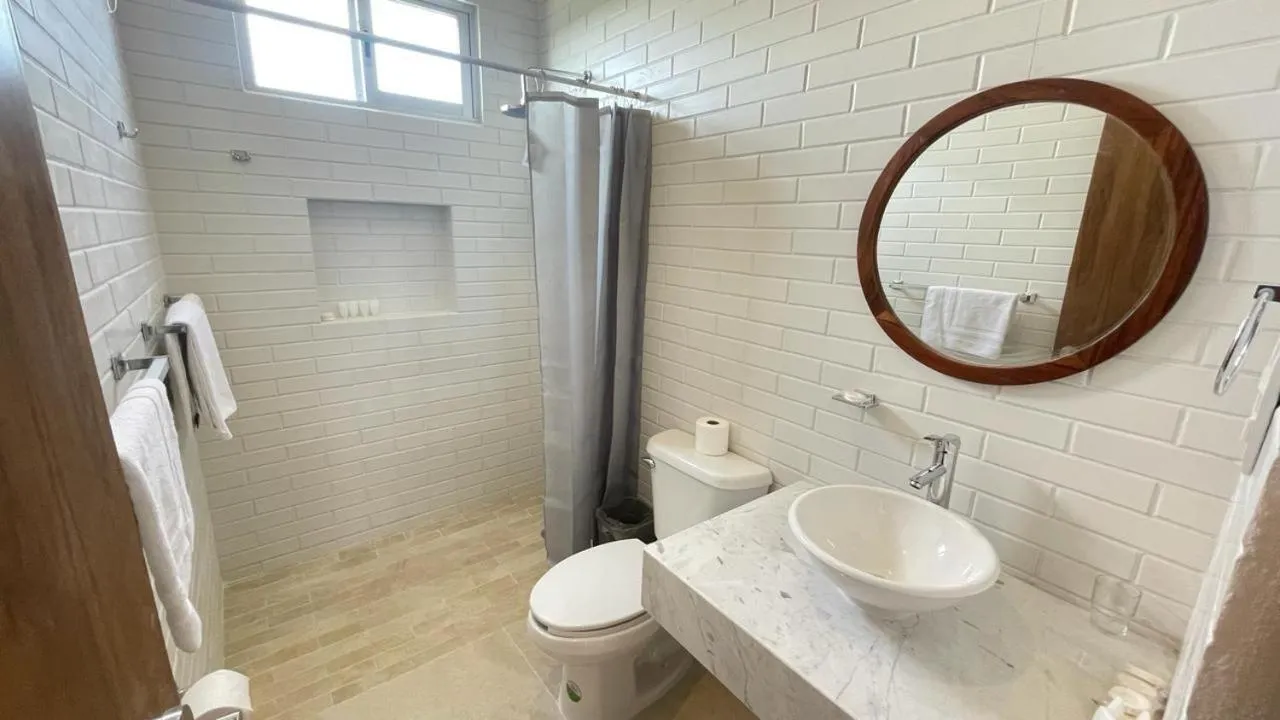 Shower in Hotel Playa La Media Luna