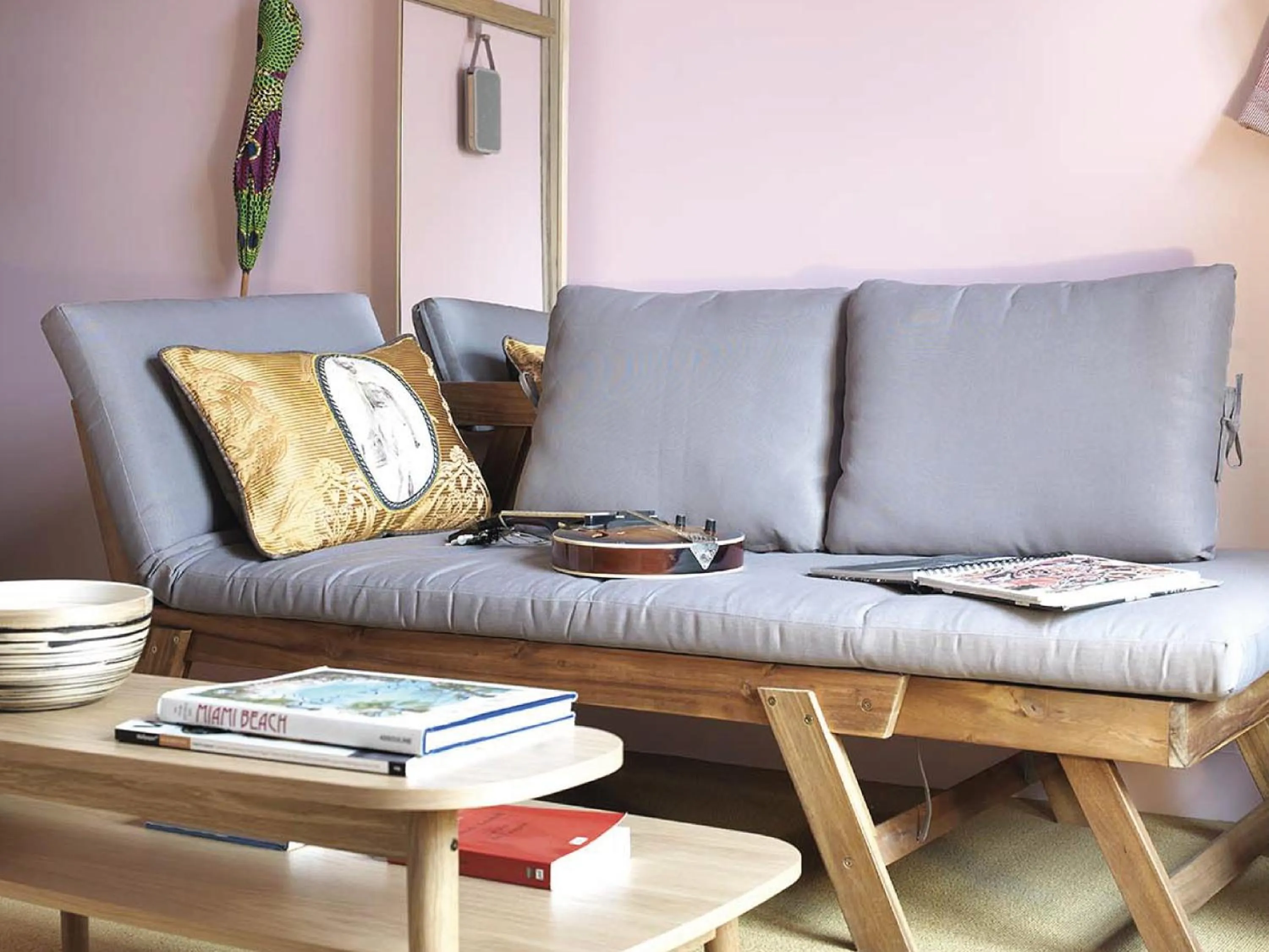 Bedroom in MOB HOTEL Paris Les Puces