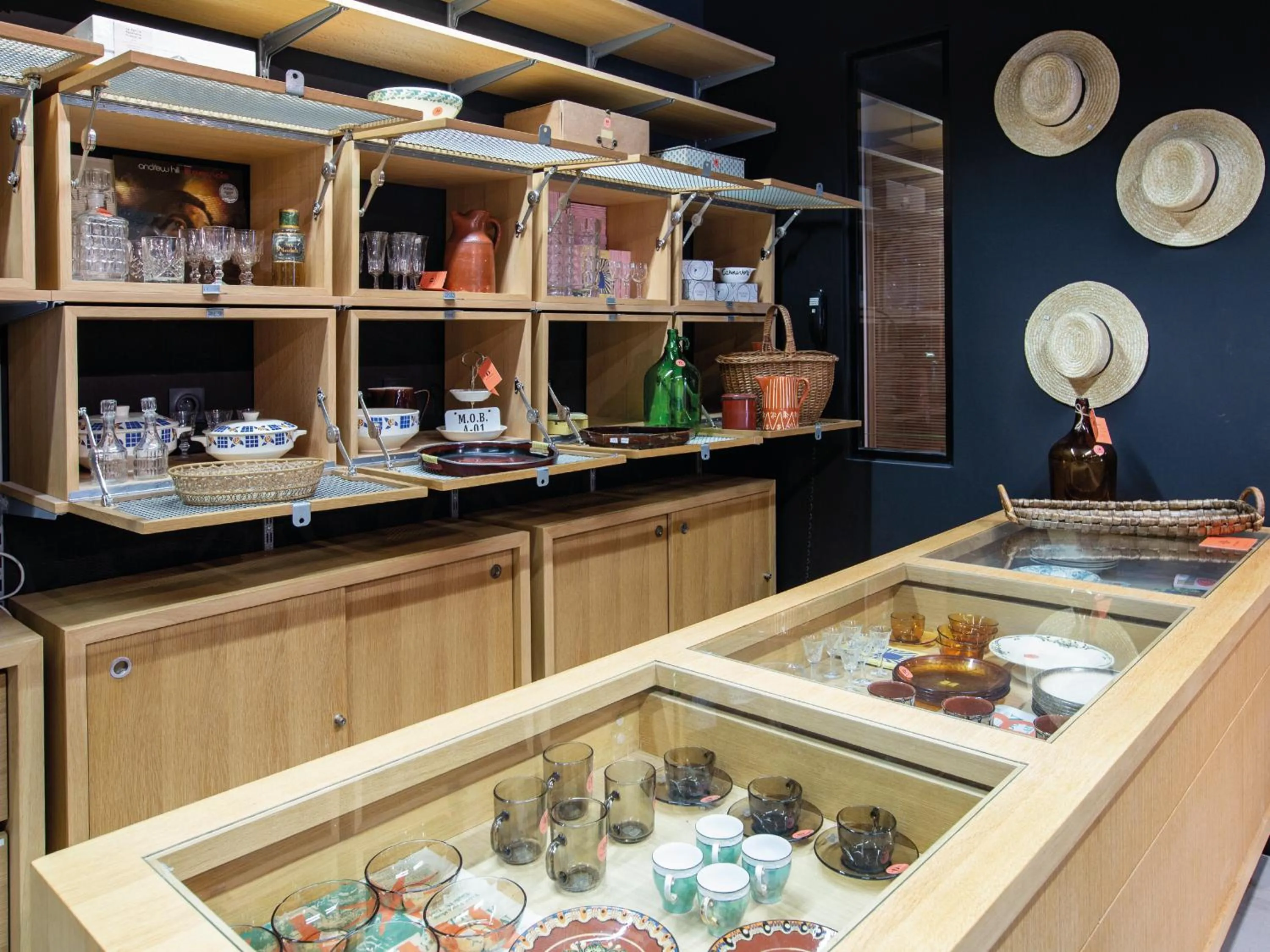 On-site shops in MOB HOTEL Paris Les Puces