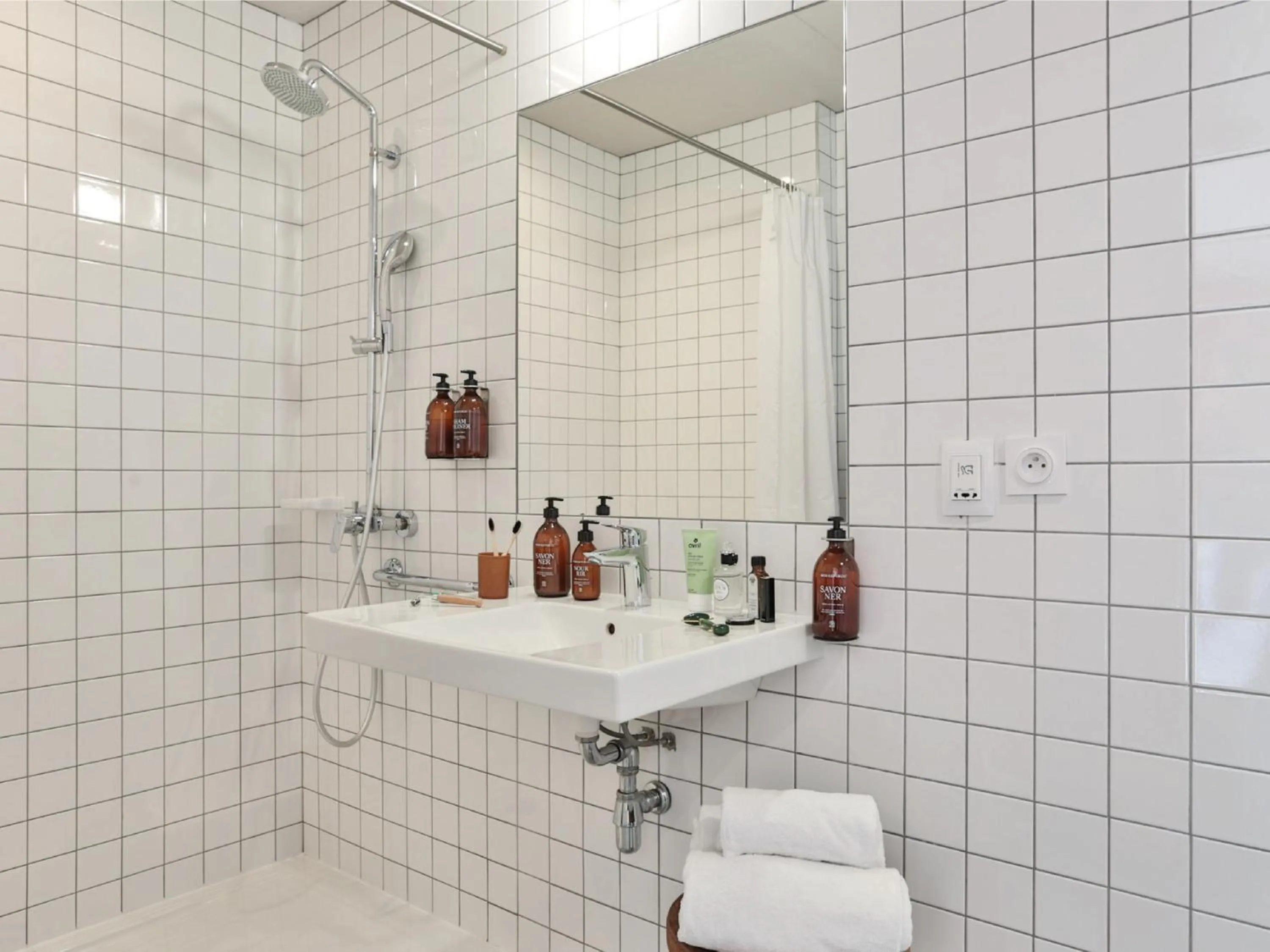 Bathroom in MOB HOTEL Paris Les Puces