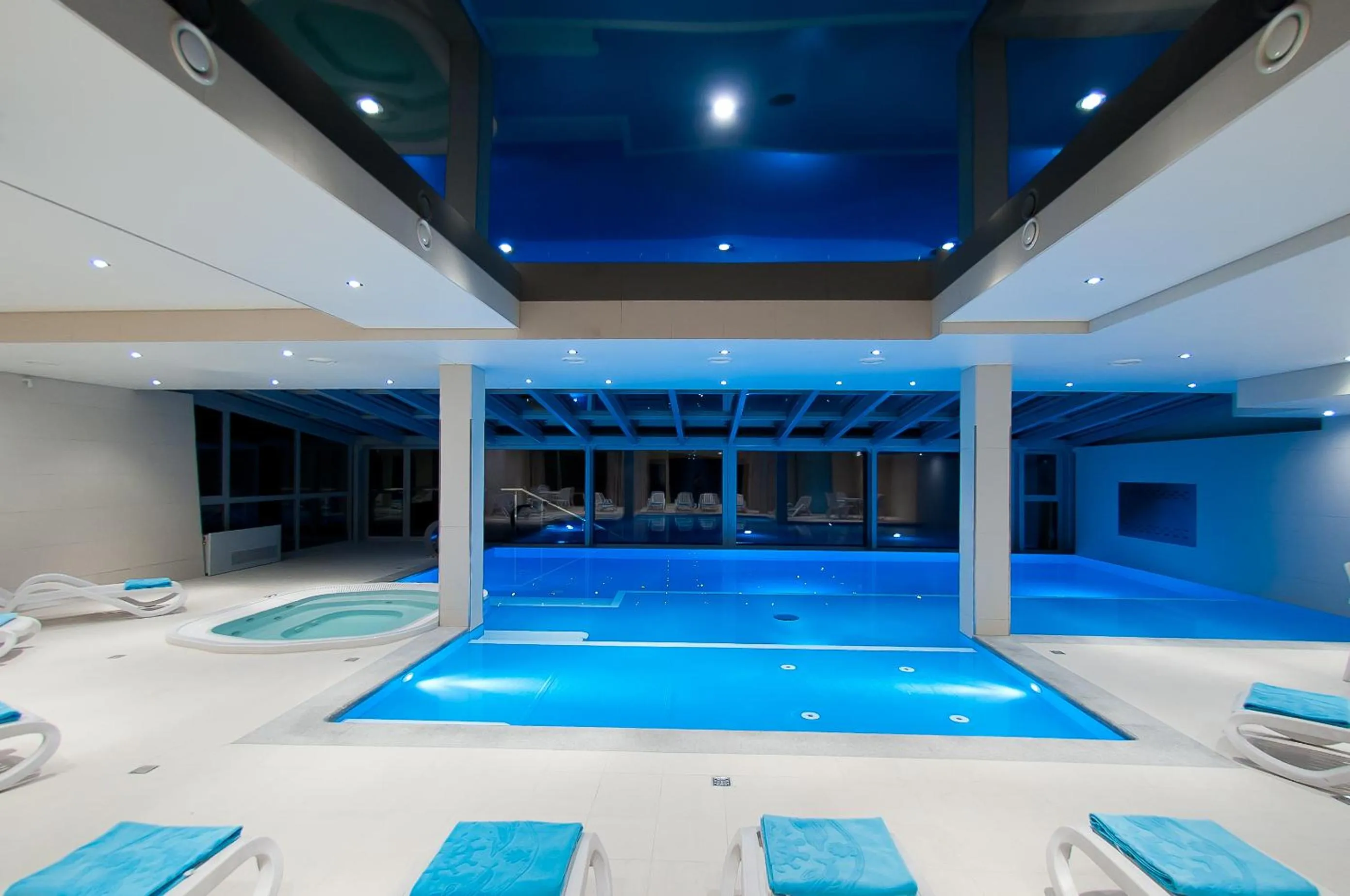 Swimming pool in Hotel New Wave