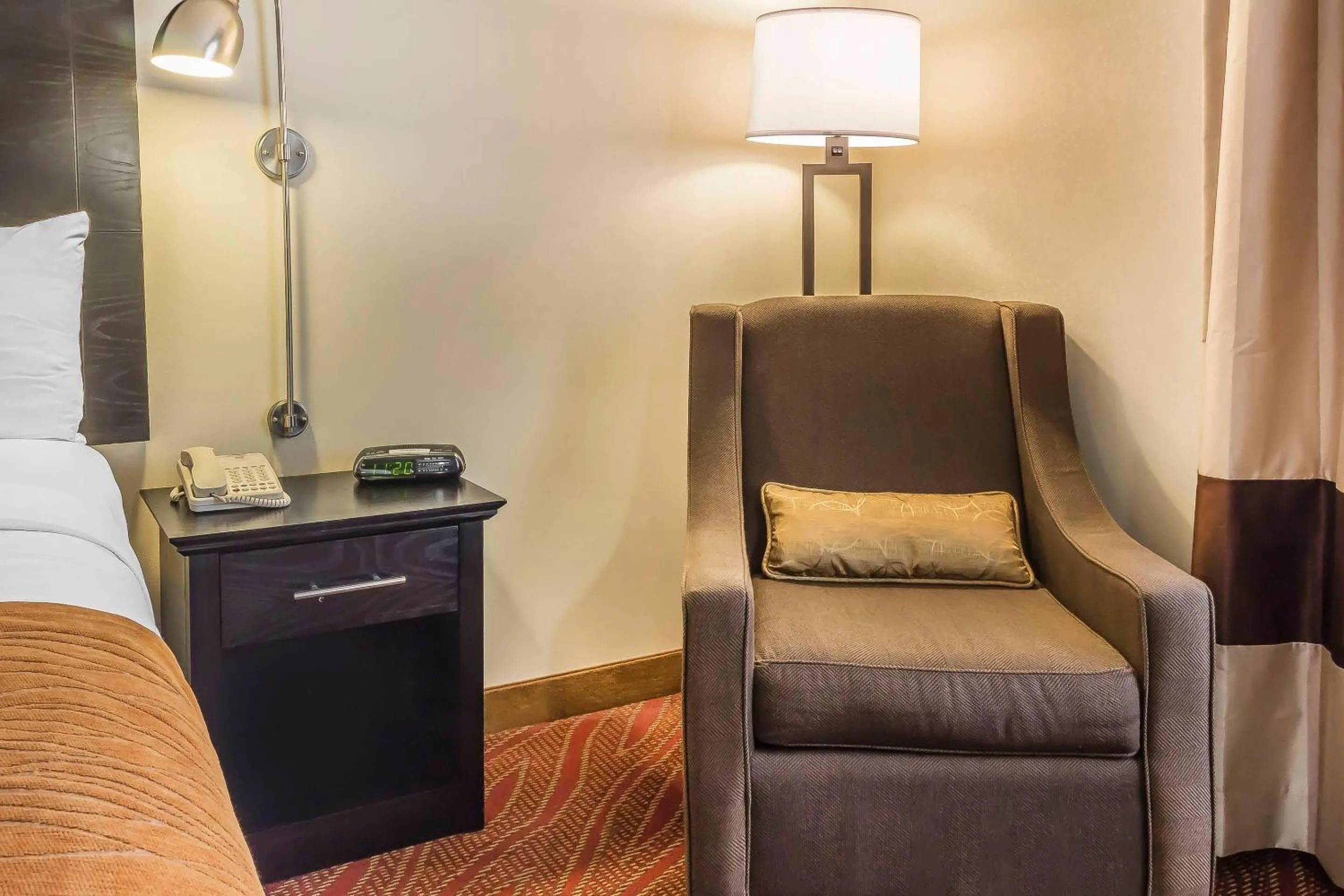 Bedroom, Bed in Comfort Inn & Suites LaGuardia Airport