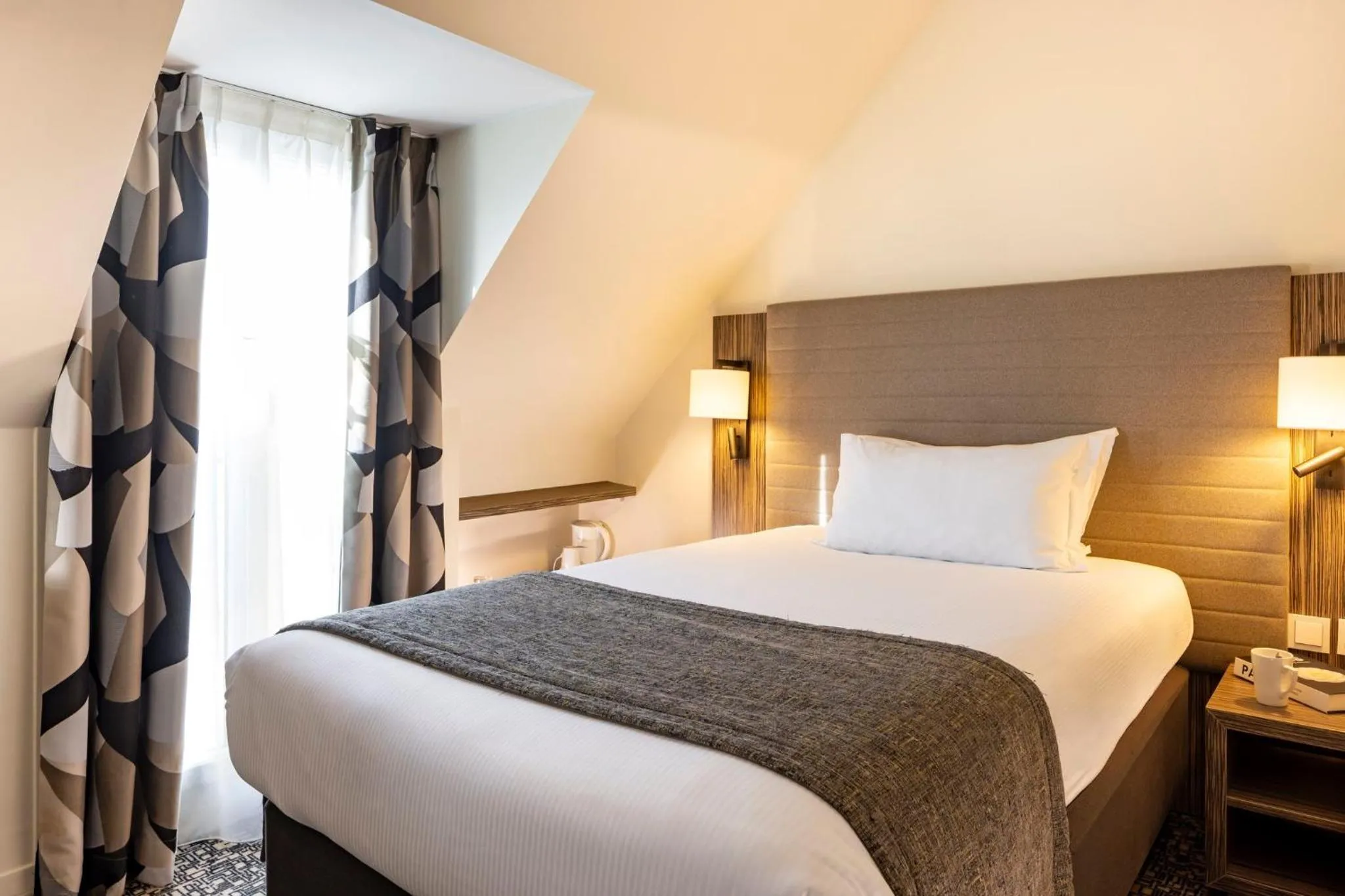 Photo of the whole room, Bed in Holiday Inn Paris Opéra - Grands Boulevards by IHG