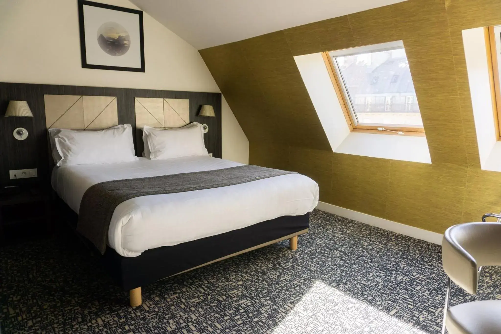 Photo of the whole room, Bed in Holiday Inn Paris Opéra - Grands Boulevards by IHG Photo of the whole room, Bed in Holiday Inn Paris Opéra - Grands Boulevards by IHG