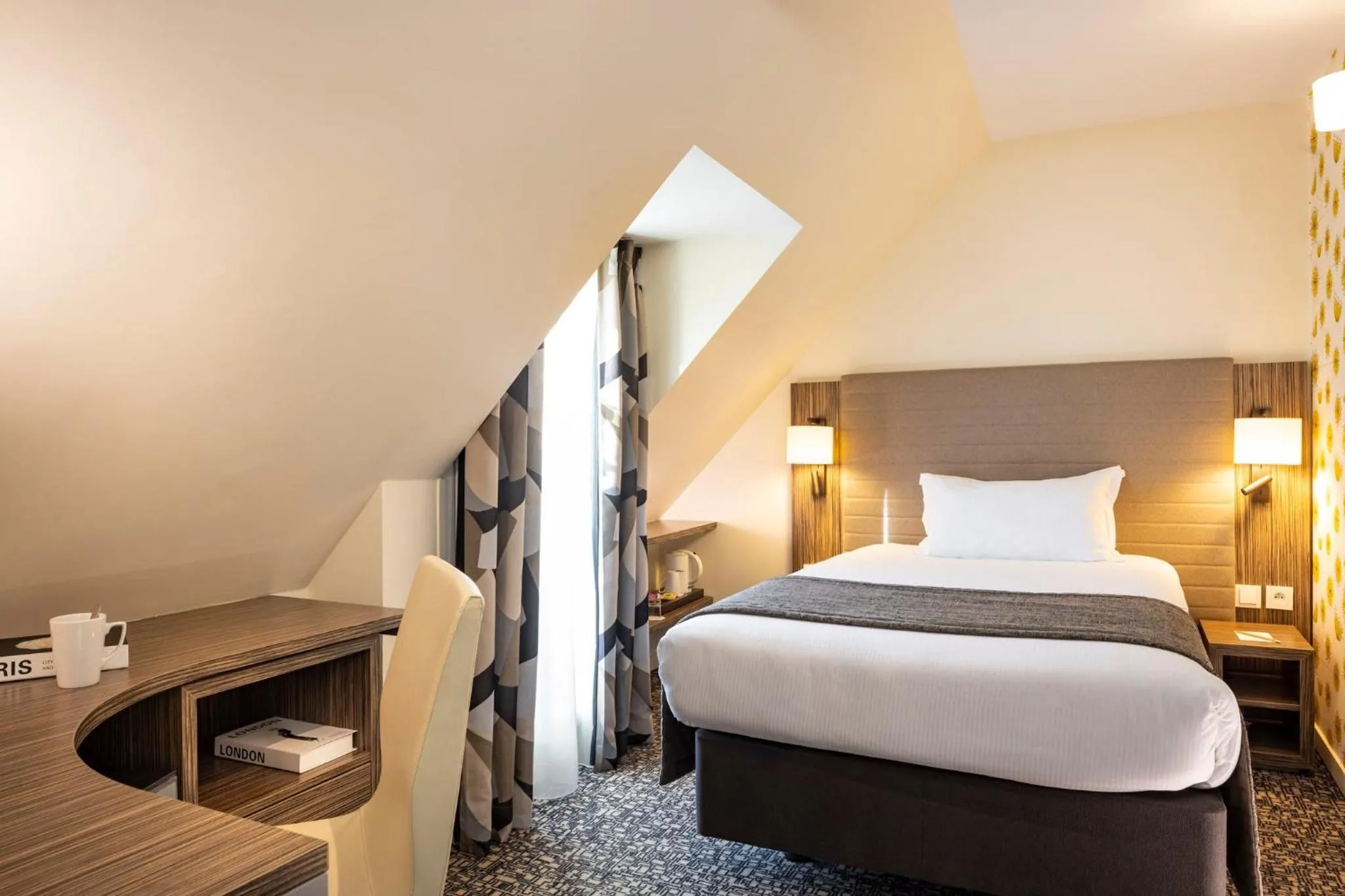 Photo of the whole room, Bed in Holiday Inn Paris Opéra - Grands Boulevards by IHG
