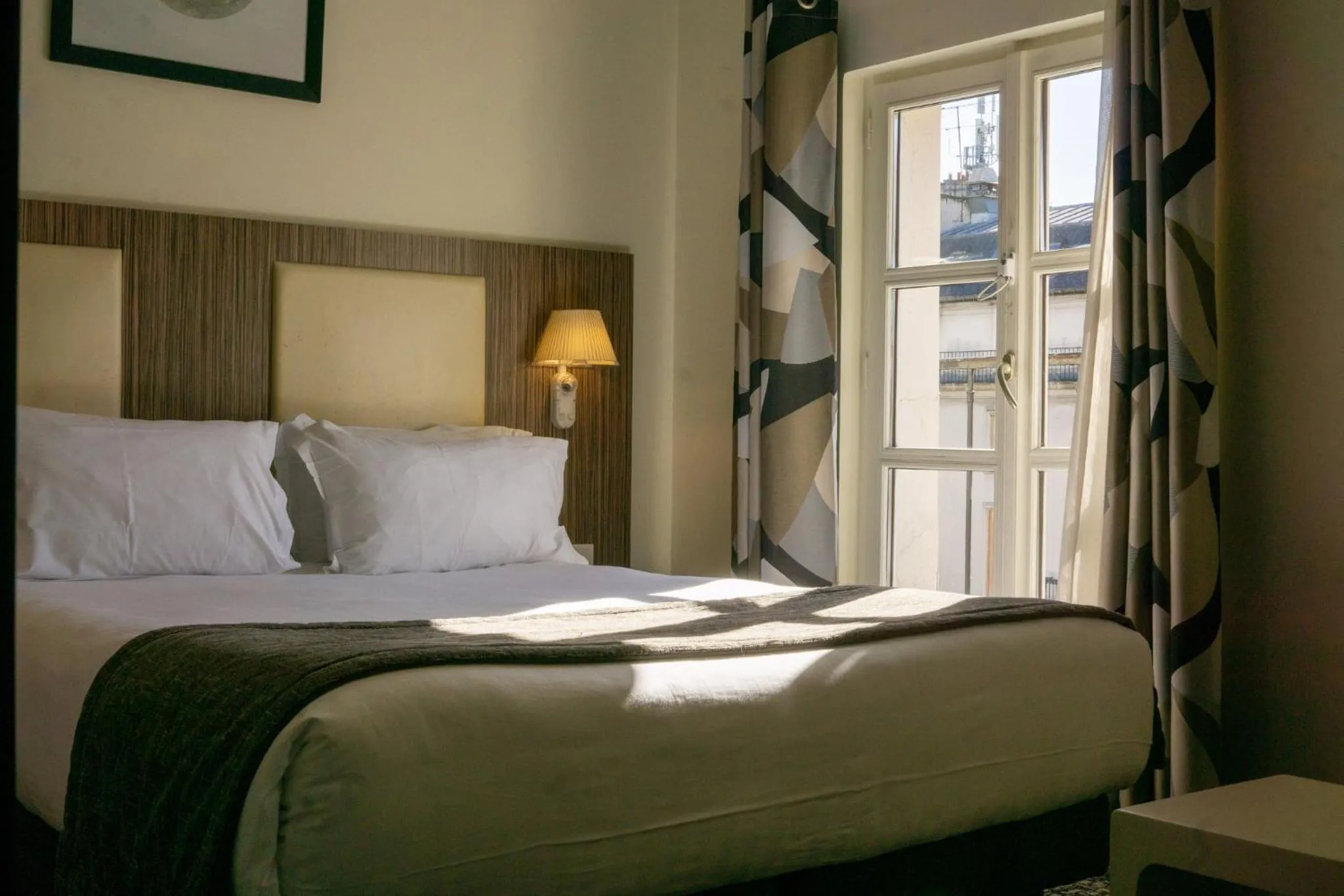 Photo of the whole room, Bed in Holiday Inn Paris Opéra - Grands Boulevards by IHG