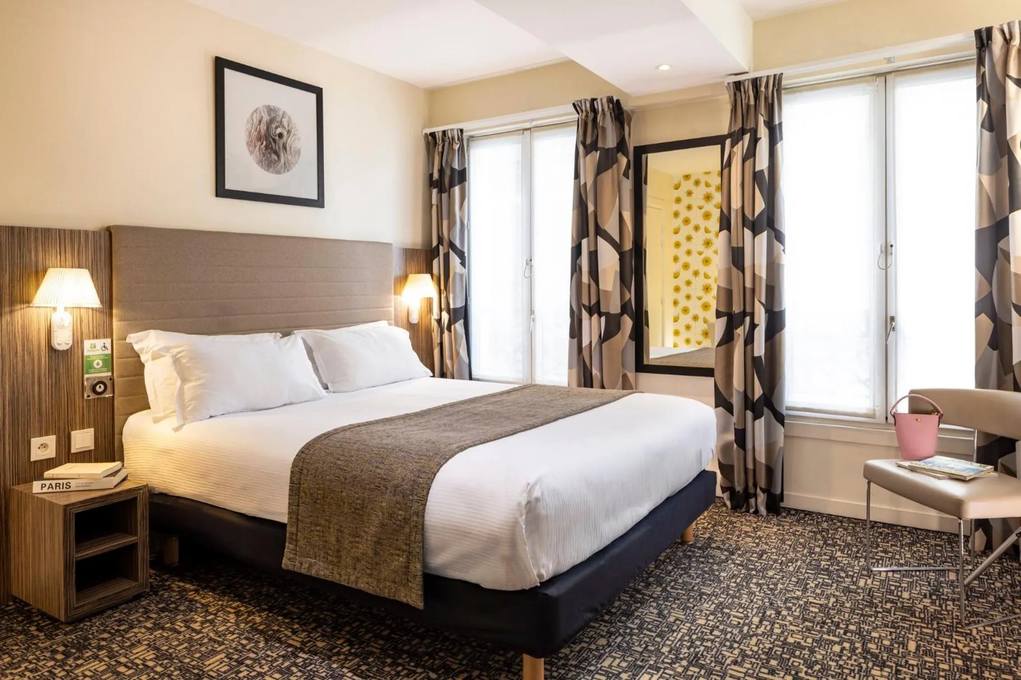 Photo of the whole room, Bed in Holiday Inn Paris Opéra - Grands Boulevards by IHG