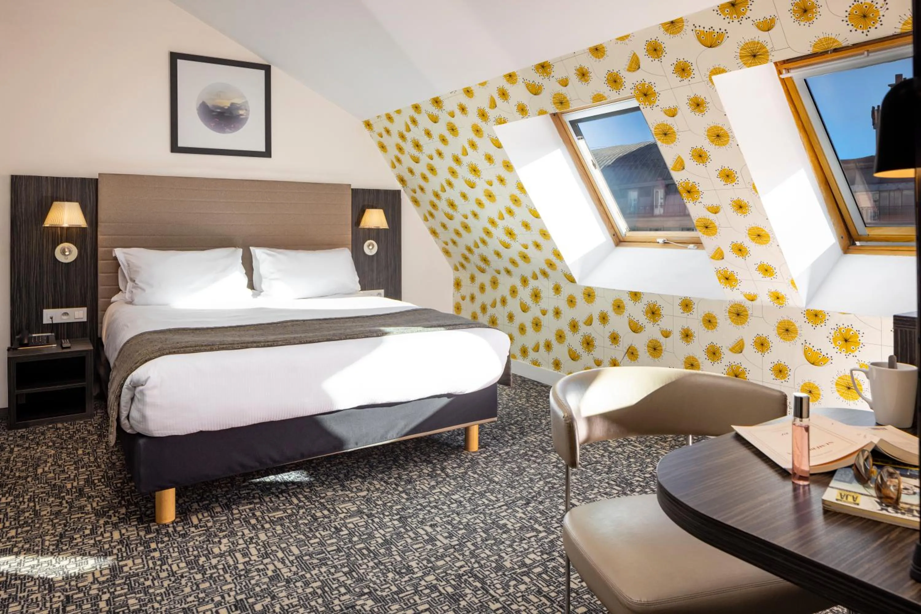 Bed in Holiday Inn Paris Opéra - Grands Boulevards by IHG