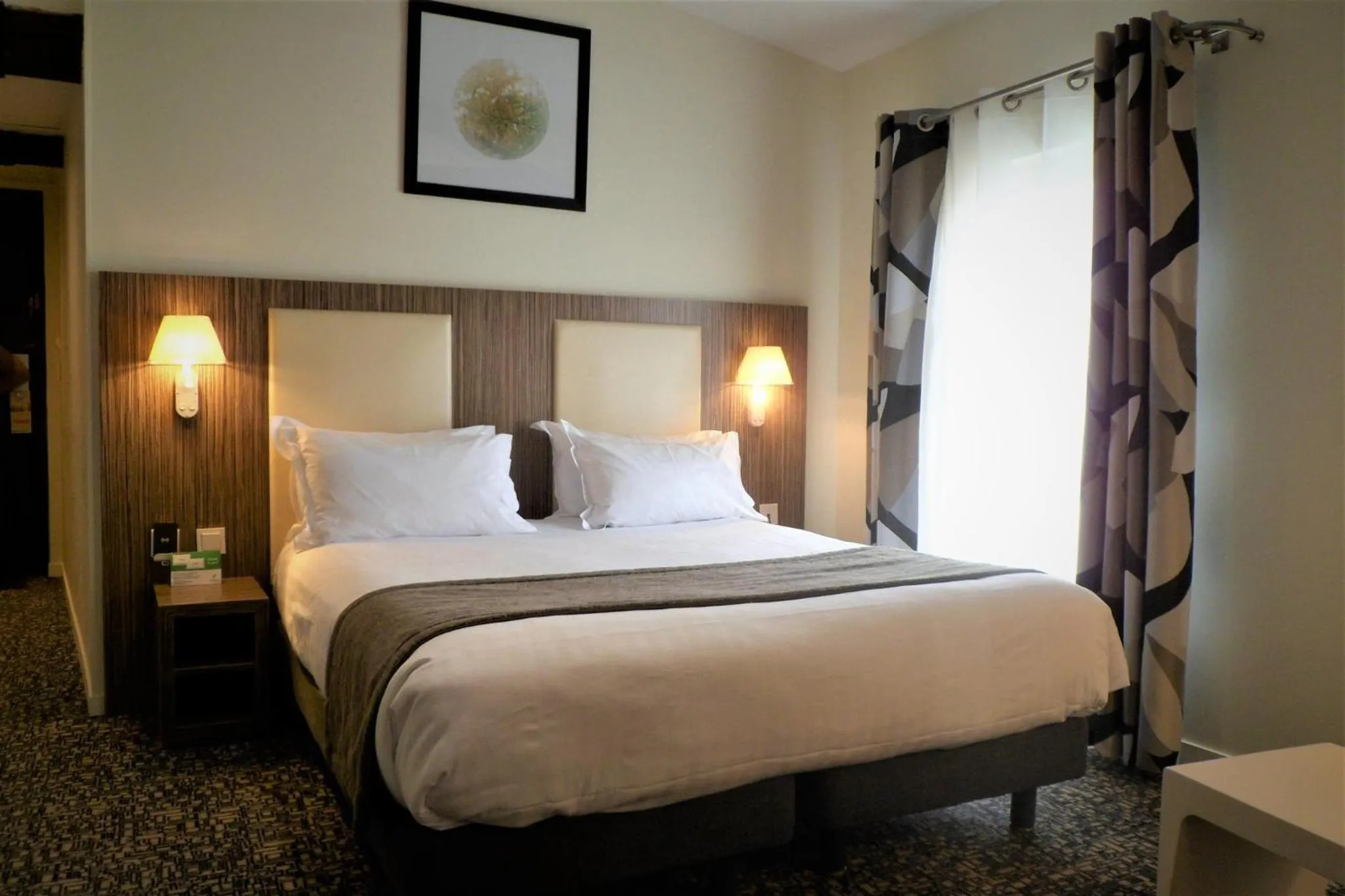 Photo of the whole room, Bed in Holiday Inn Paris Opéra - Grands Boulevards by IHG