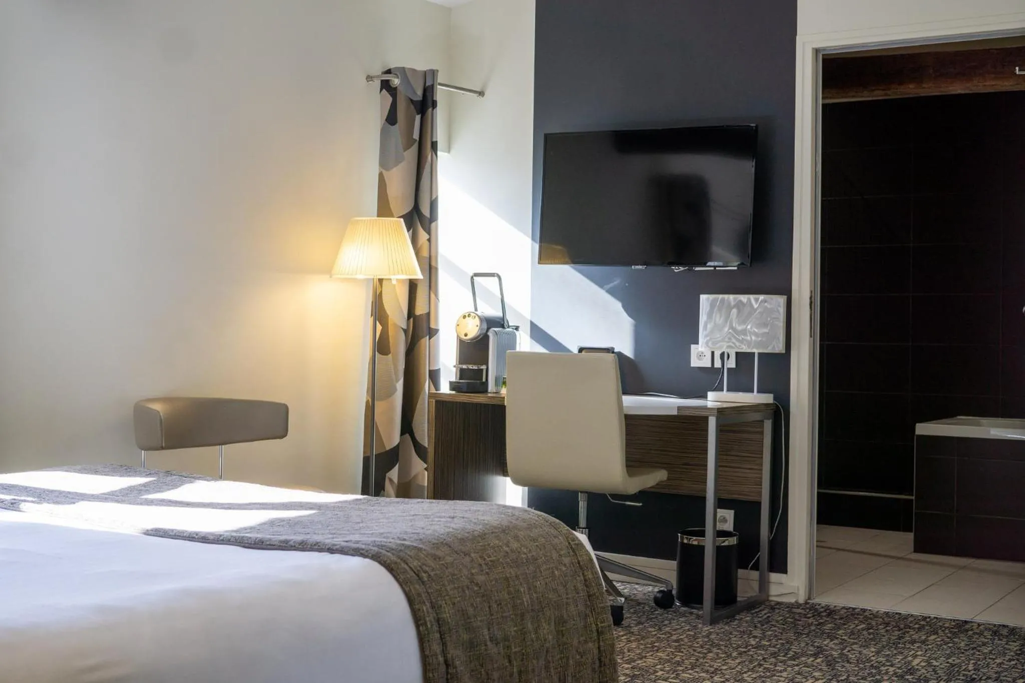 Photo of the whole room, Bed in Holiday Inn Paris Opéra - Grands Boulevards by IHG