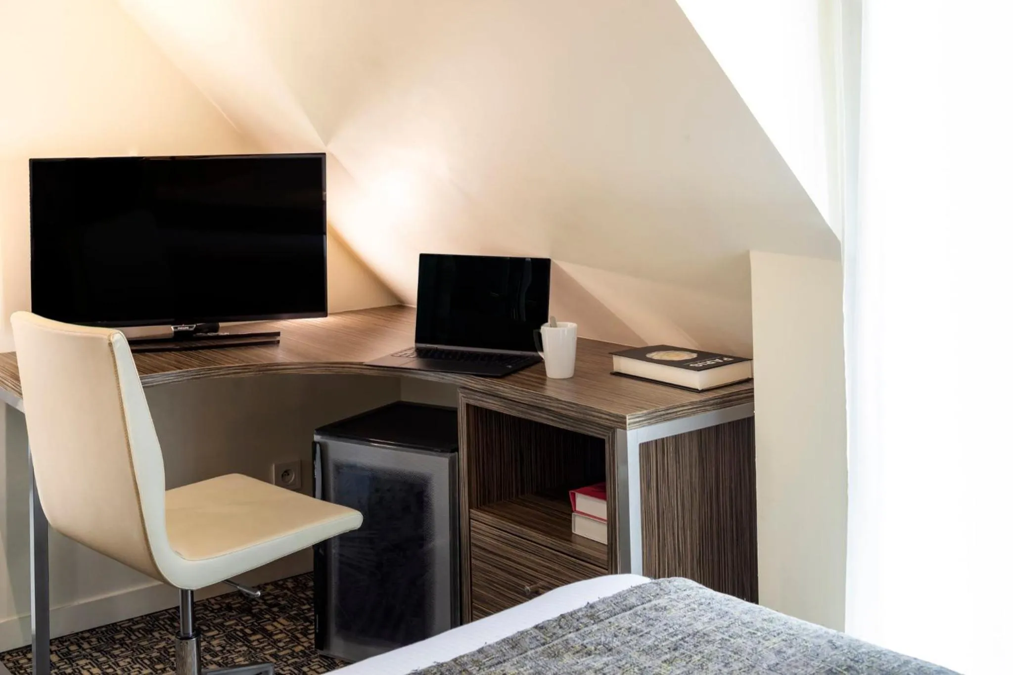Photo of the whole room in Holiday Inn Paris Opéra - Grands Boulevards by IHG
