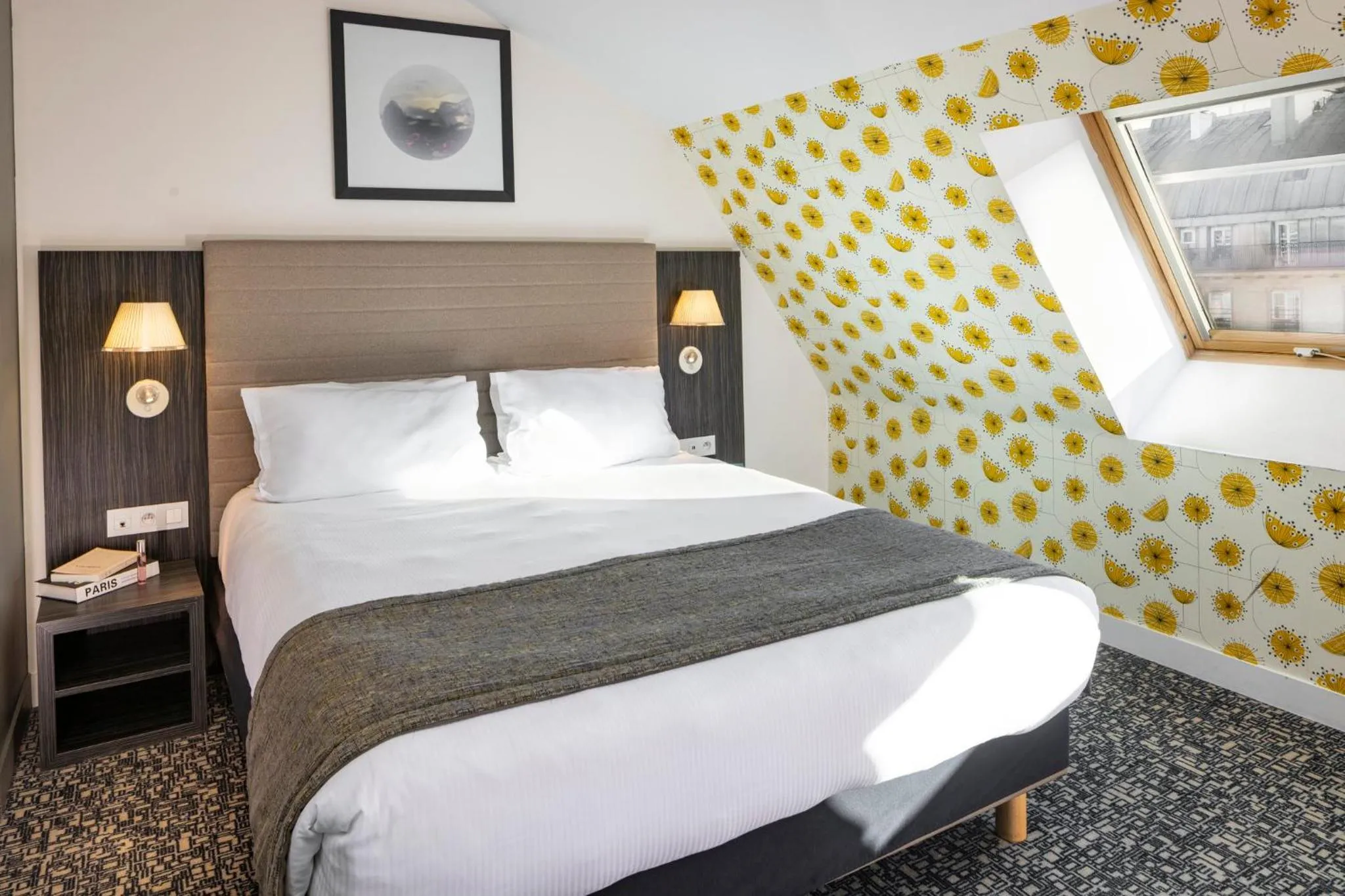 Photo of the whole room, Bed in Holiday Inn Paris Opéra - Grands Boulevards by IHG