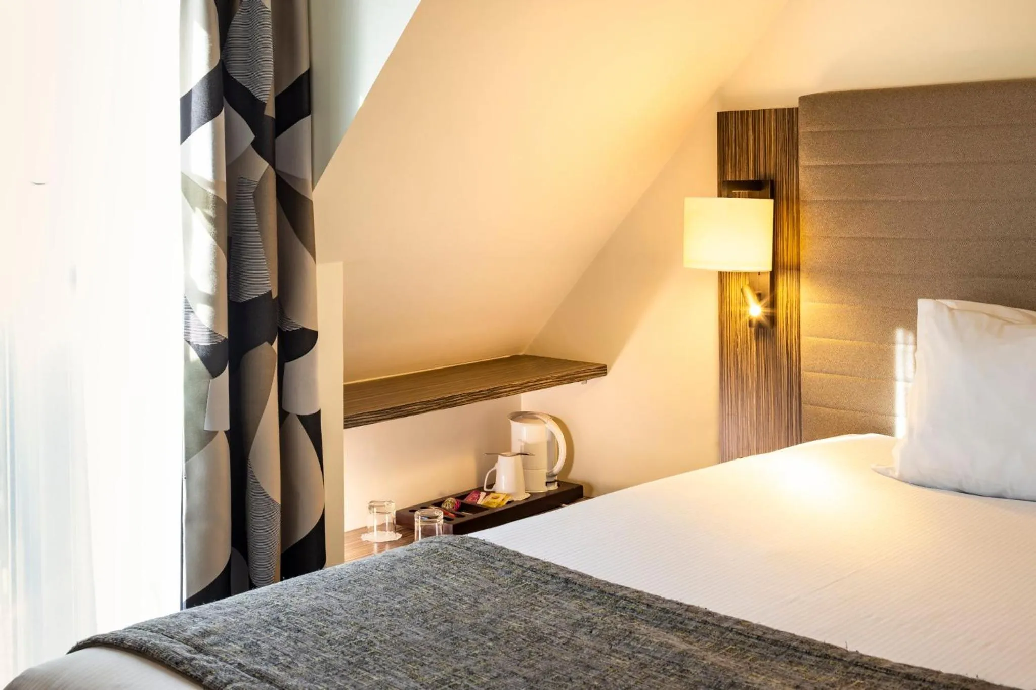 Photo of the whole room, Bed in Holiday Inn Paris Opéra - Grands Boulevards by IHG