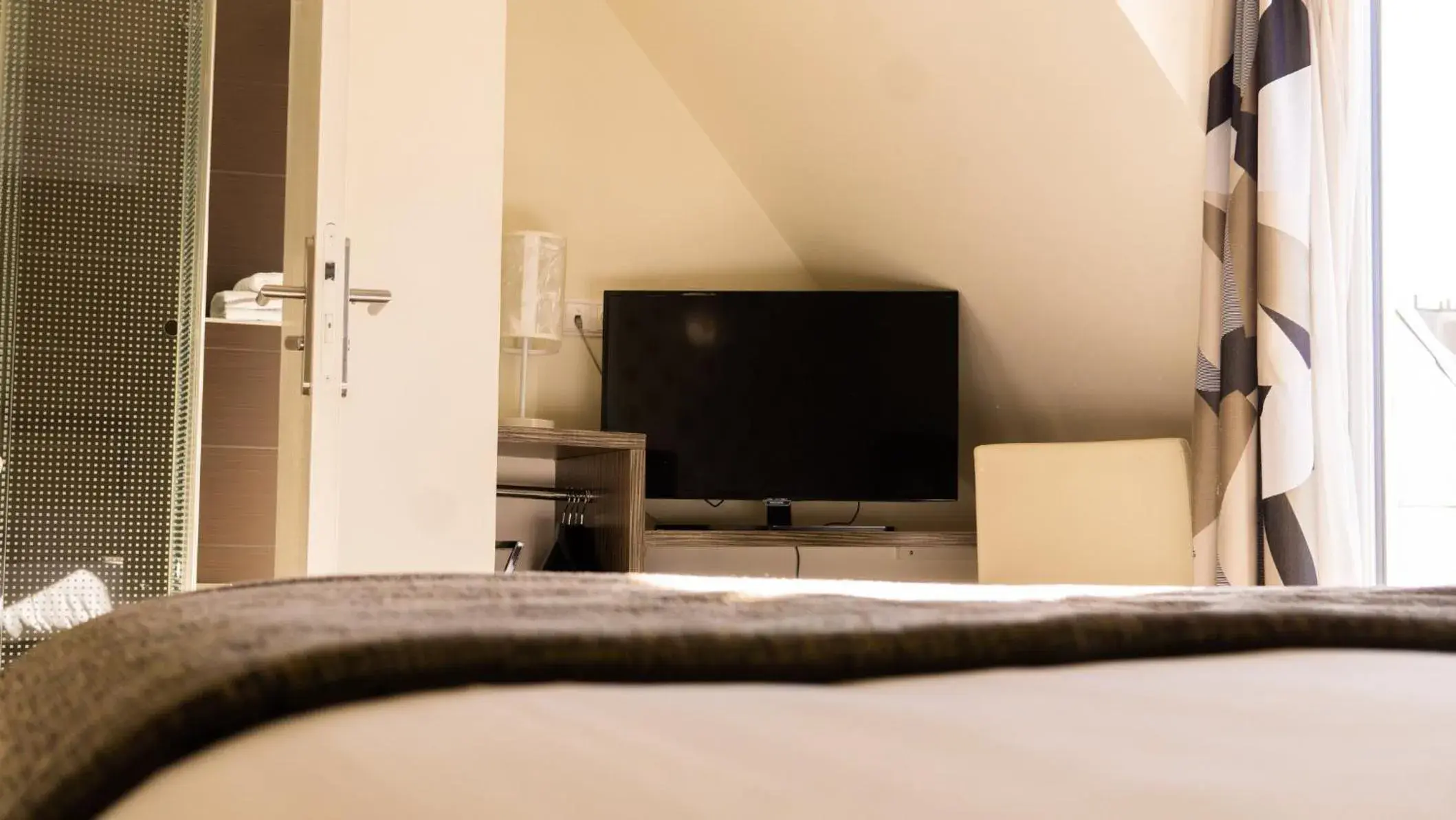 Photo of the whole room, Bed in Holiday Inn Paris Opéra - Grands Boulevards by IHG Photo of the whole room, Bed in Holiday Inn Paris Opéra - Grands Boulevards by IHG