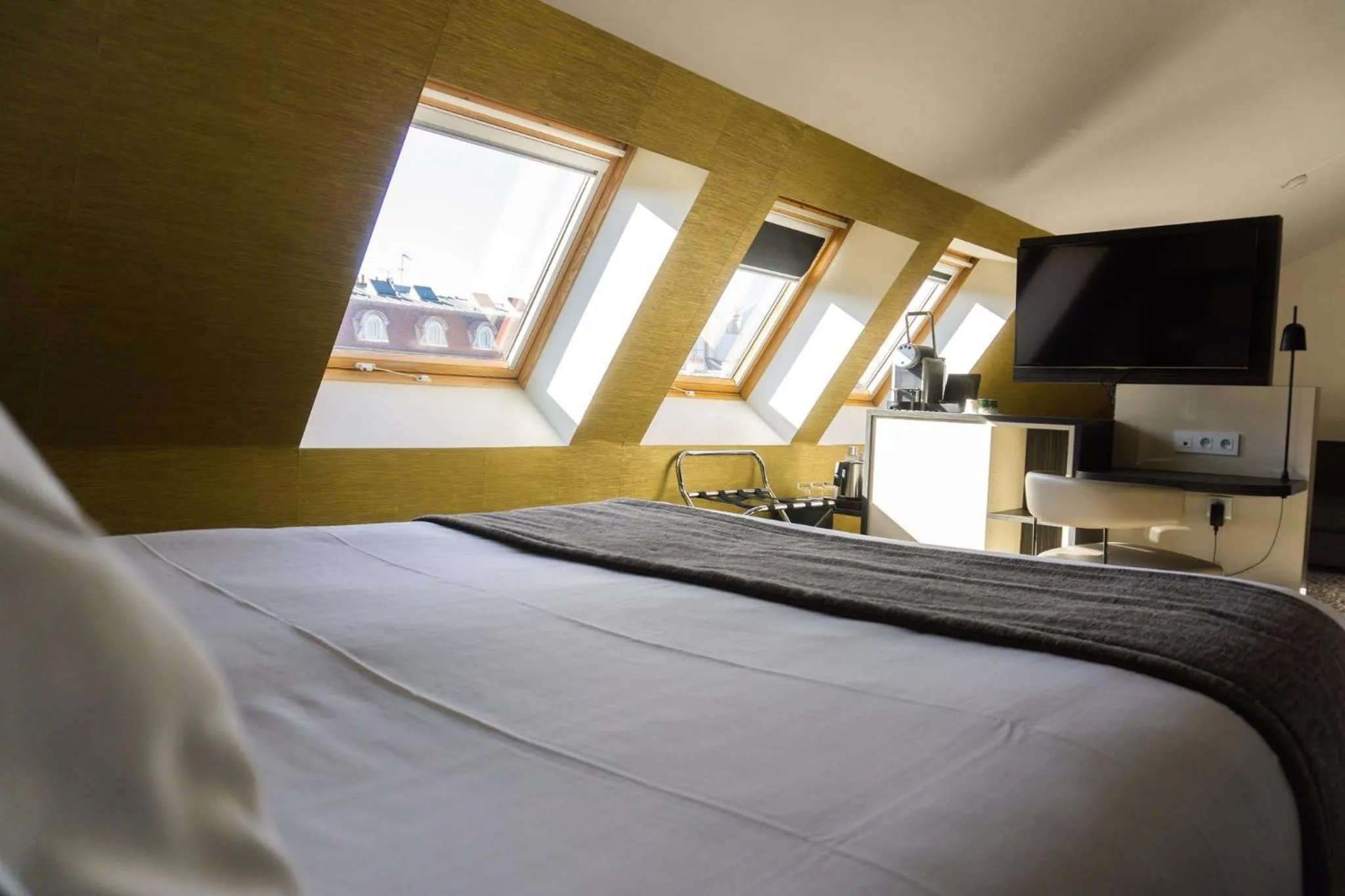 Photo of the whole room, Bed in Holiday Inn Paris Opéra - Grands Boulevards by IHG