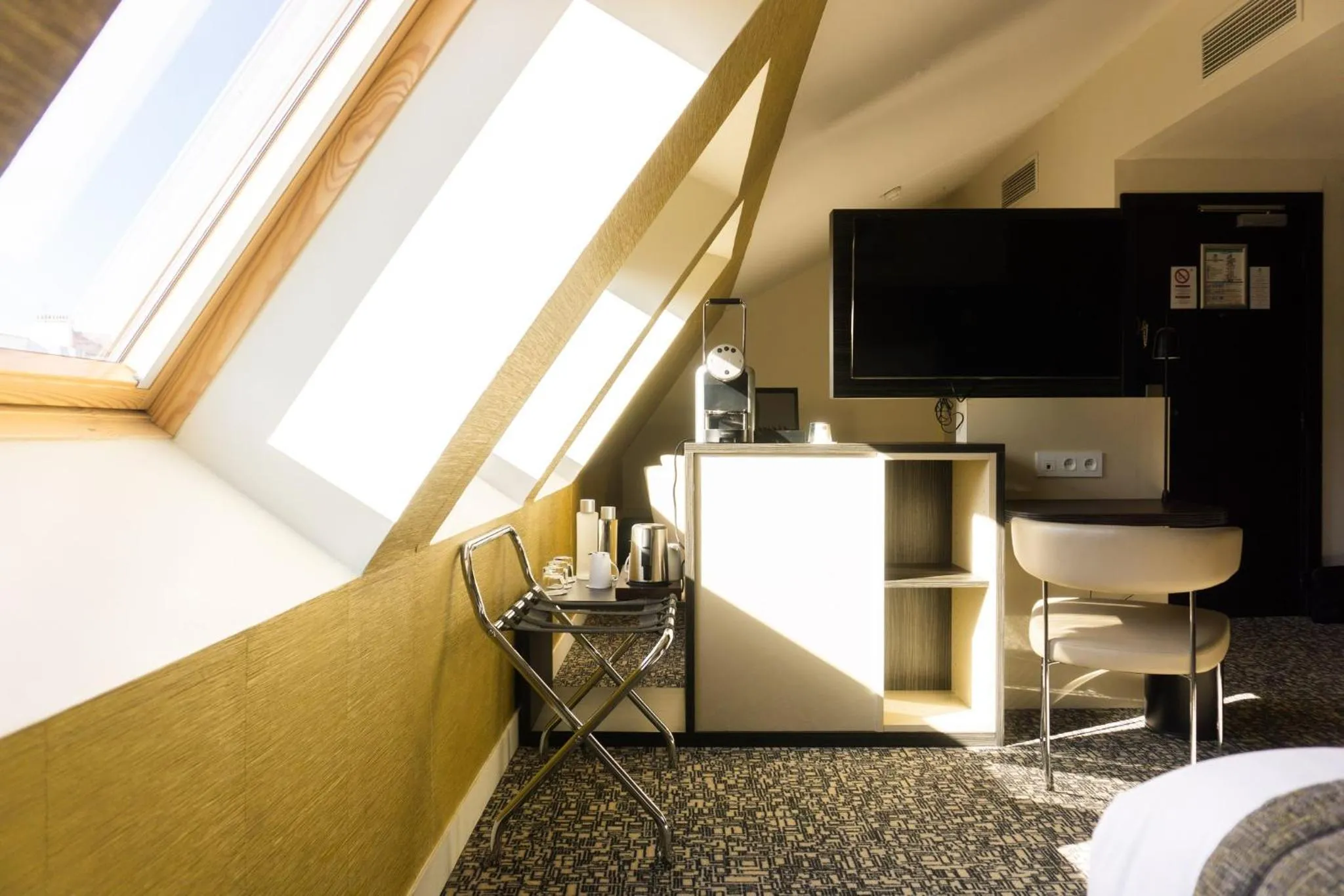 Photo of the whole room, Bed in Holiday Inn Paris Opéra - Grands Boulevards by IHG