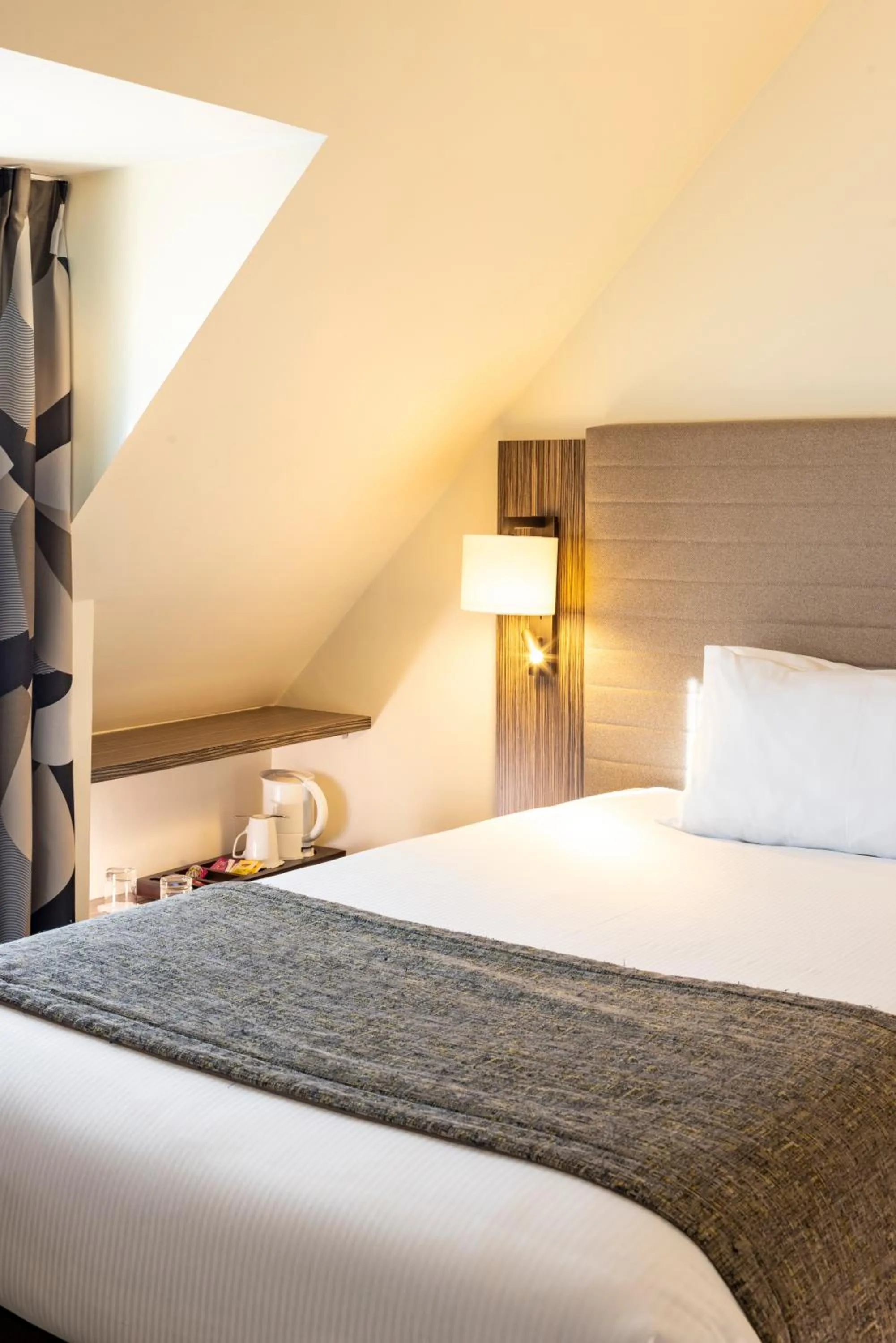 Bed in Holiday Inn Paris Opéra - Grands Boulevards by IHG