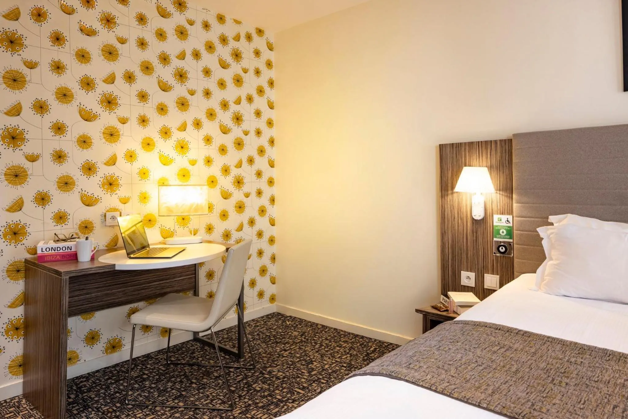 Photo of the whole room, Bed in Holiday Inn Paris Opéra - Grands Boulevards by IHG