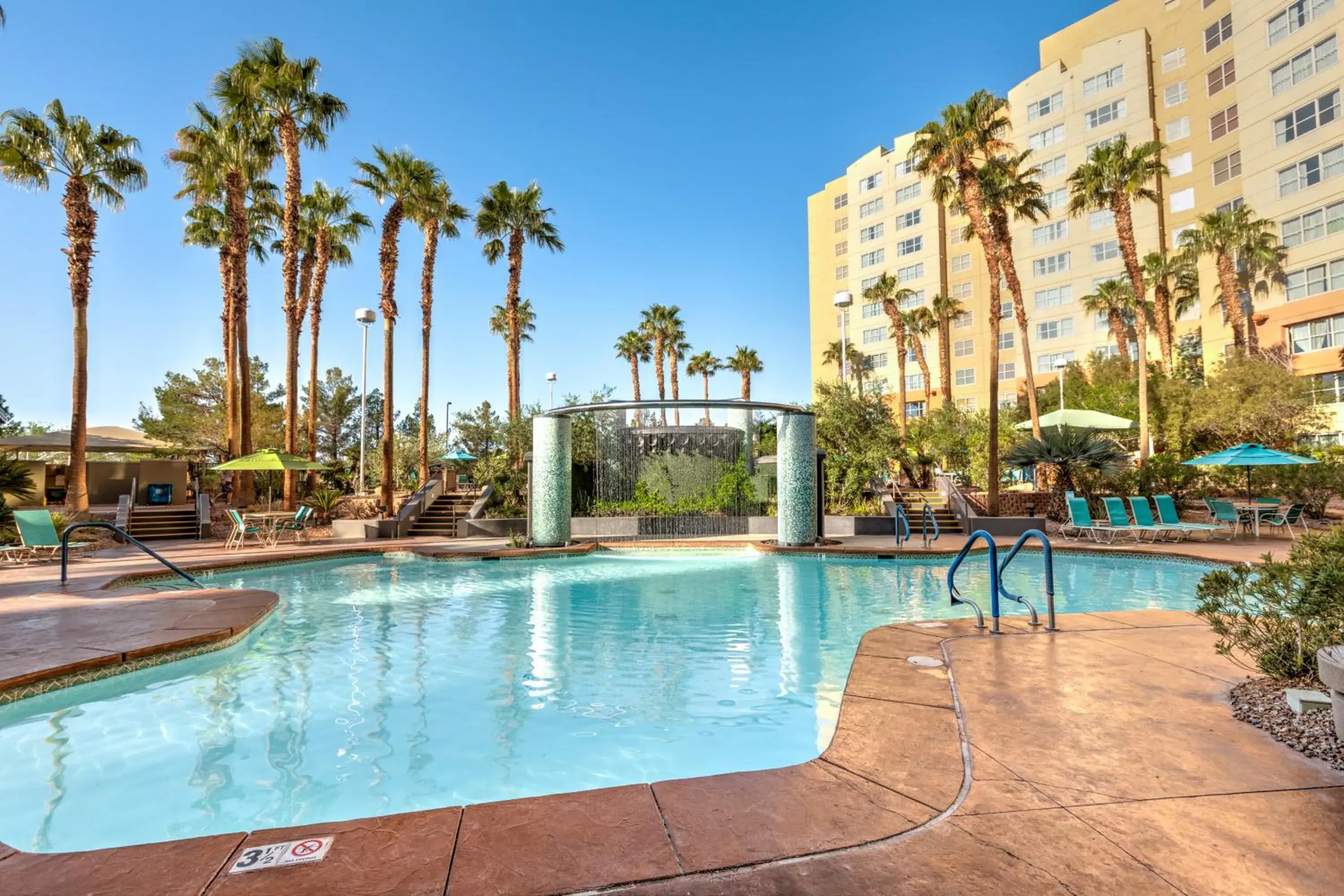 Swimming pool in The Grandview at Las Vegas Swimming pool in The Grandview at Las Vegas