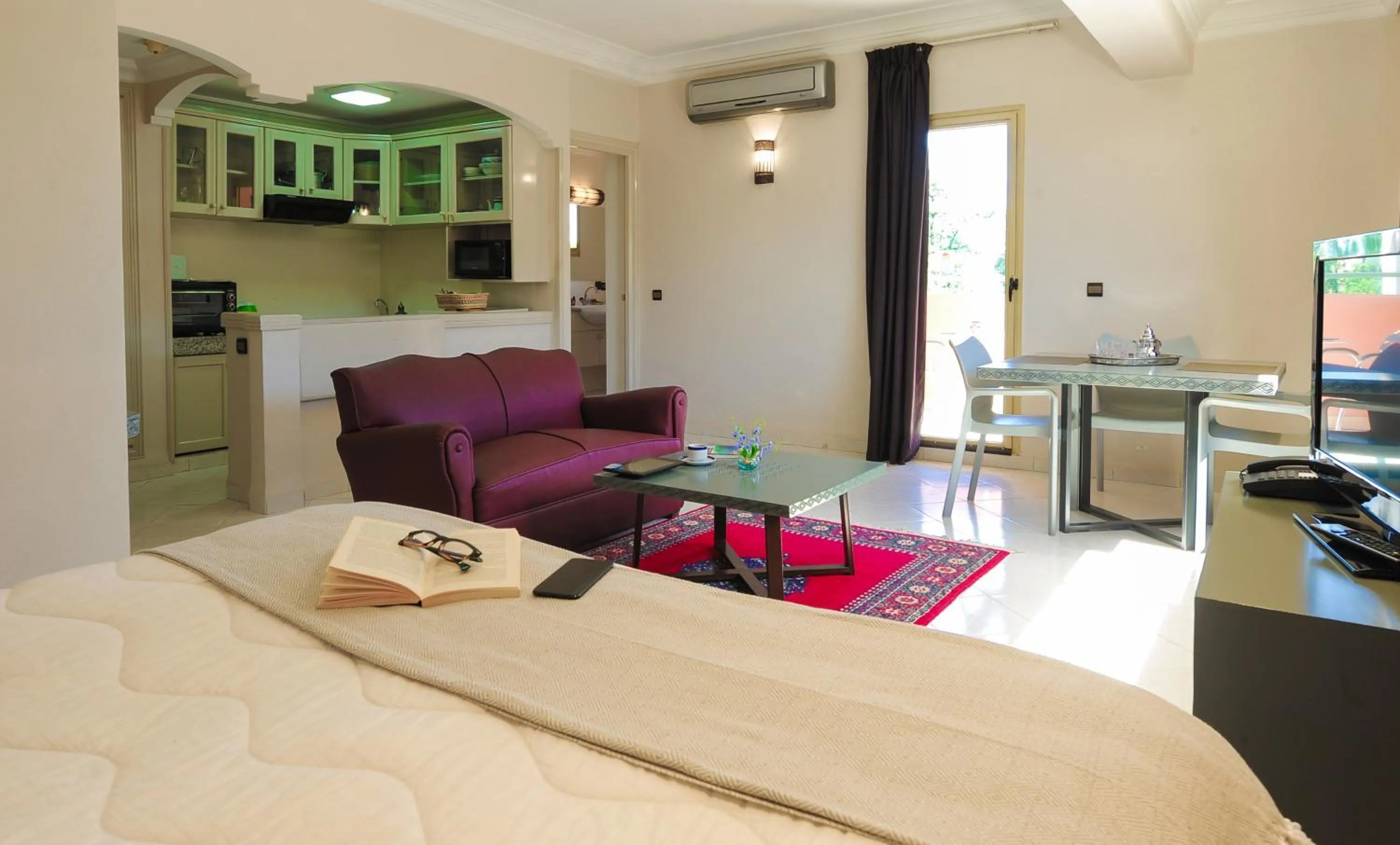 Kitchen or kitchenette, Bed in Appart-Hotel Amina Resort &amp; Spa