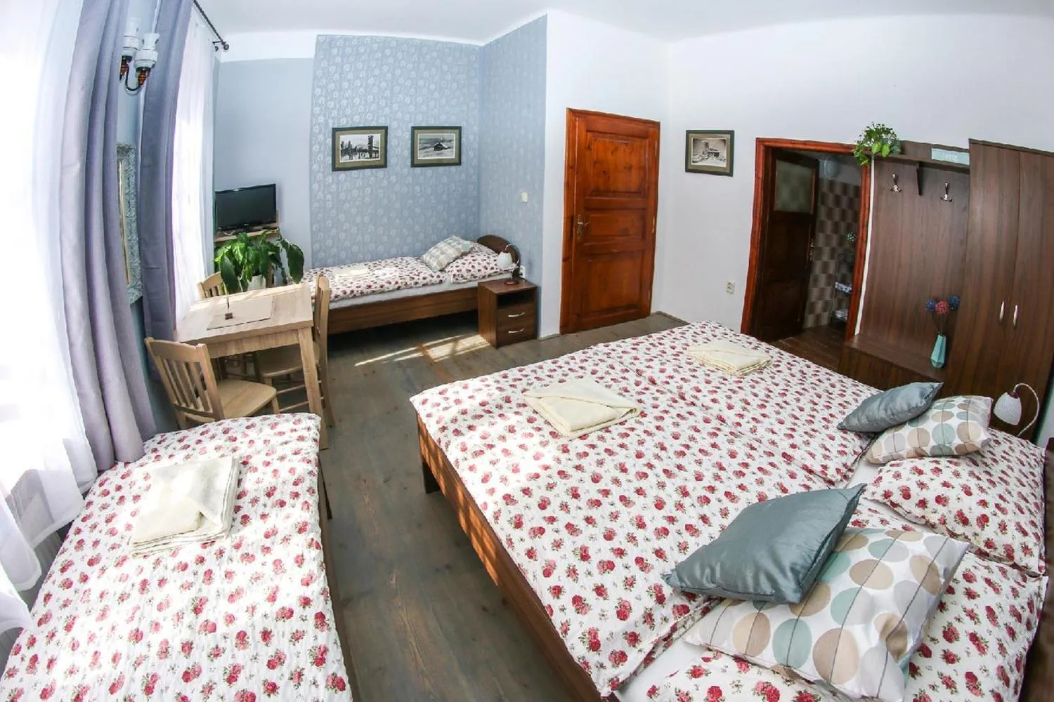 TV and multimedia, Bed in Mini Hotel Abraka & Apartments