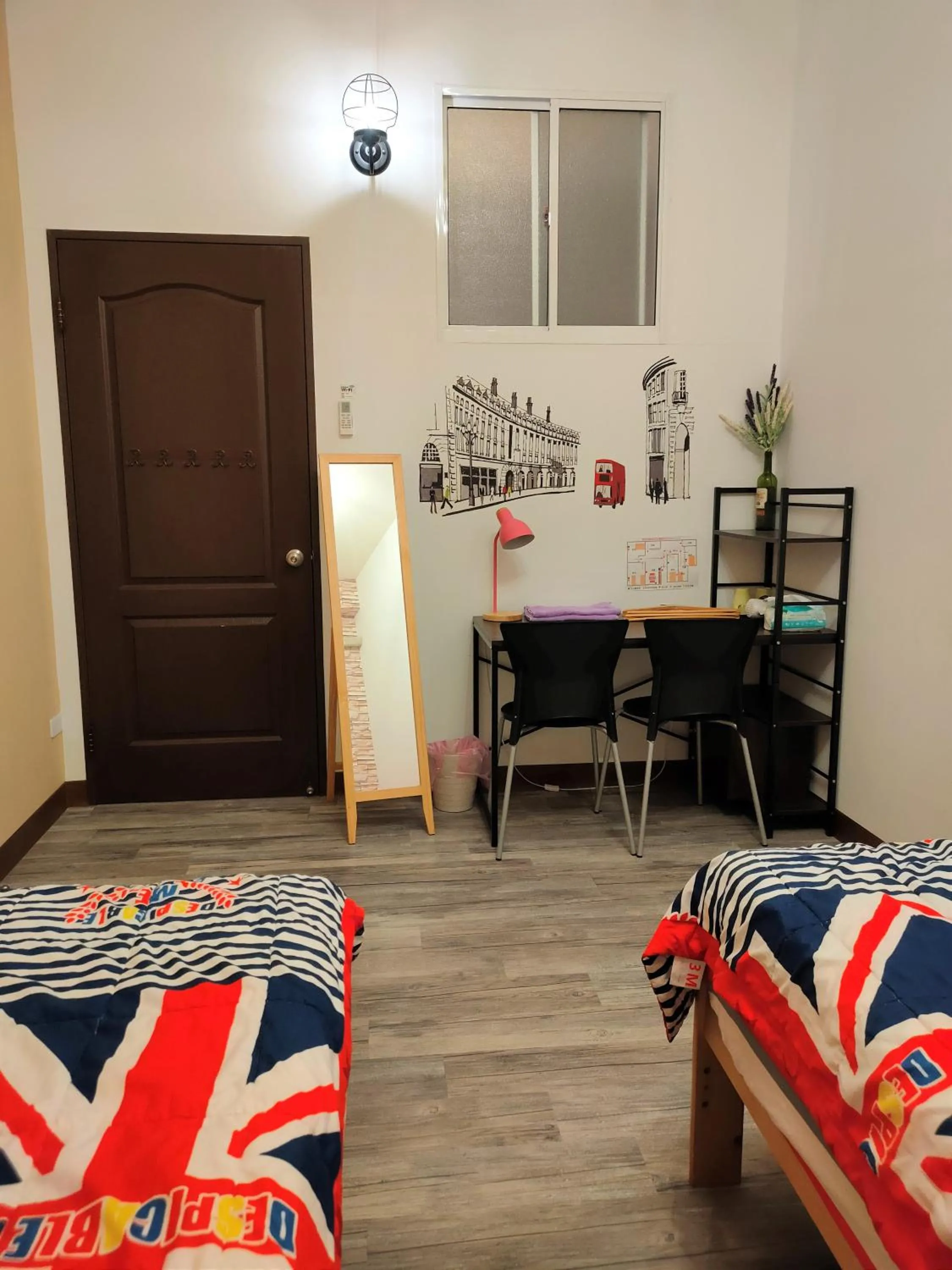 Photo of the whole room, Bed in My second floor hostel