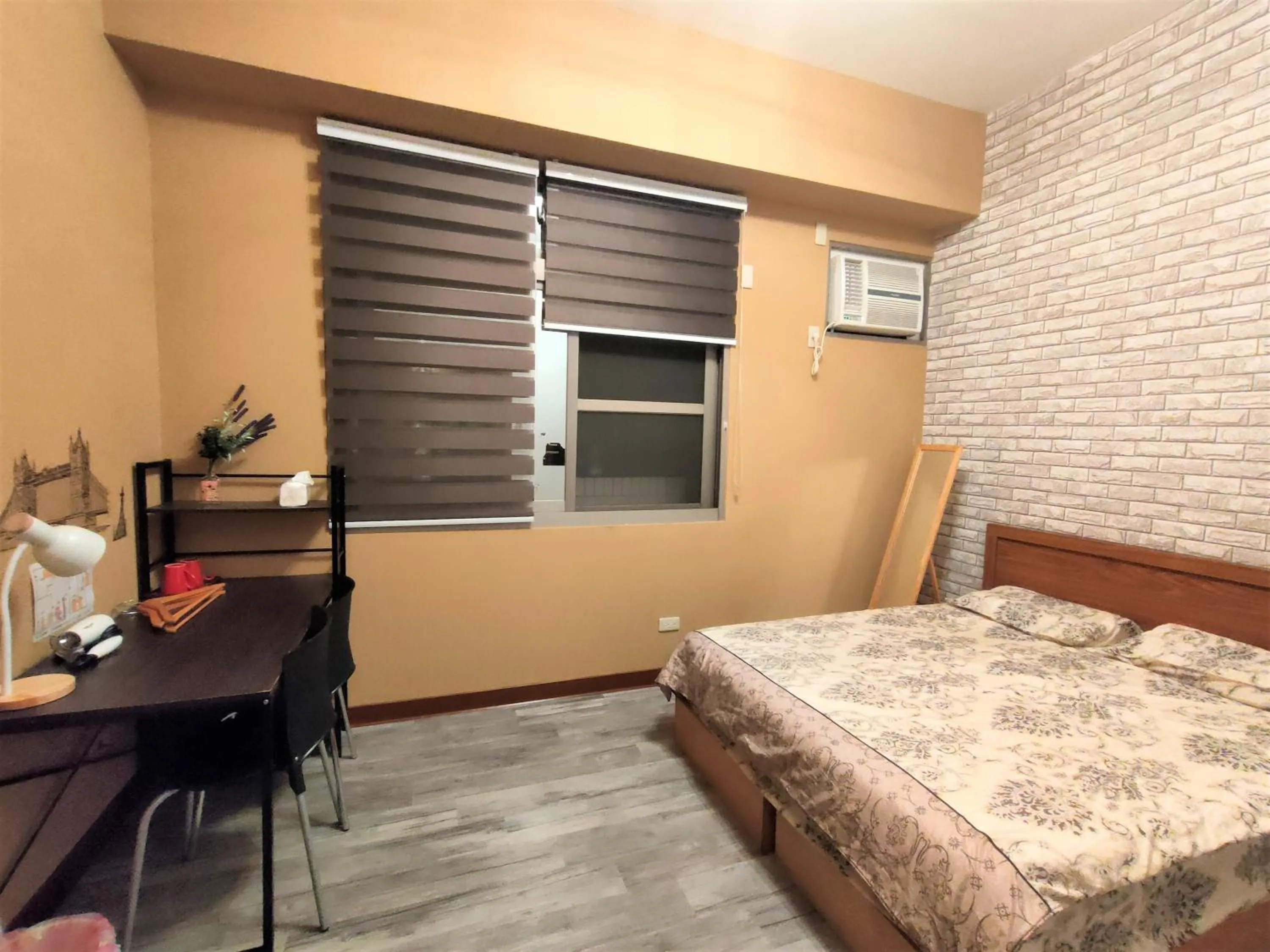 Photo of the whole room, Bed in My second floor hostel