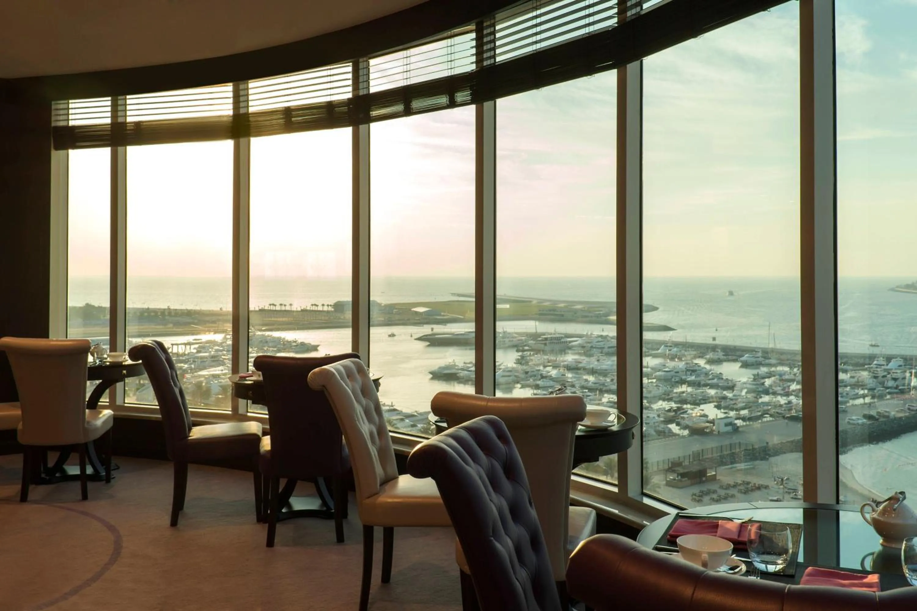 Lounge or bar in Le Meridien Mina Seyahi Beach Resort & Waterpark