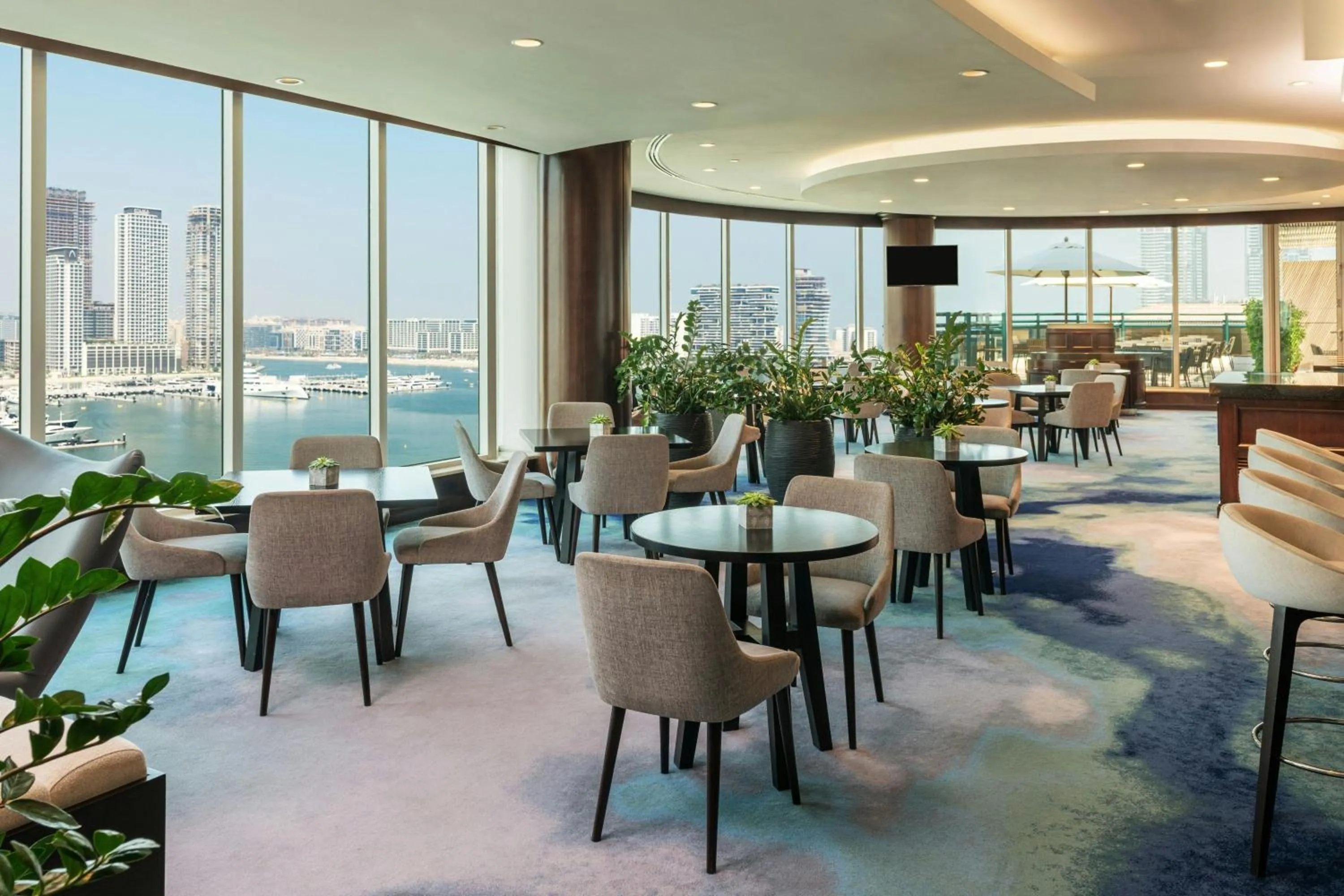 Lounge or bar in Le Meridien Mina Seyahi Beach Resort & Waterpark