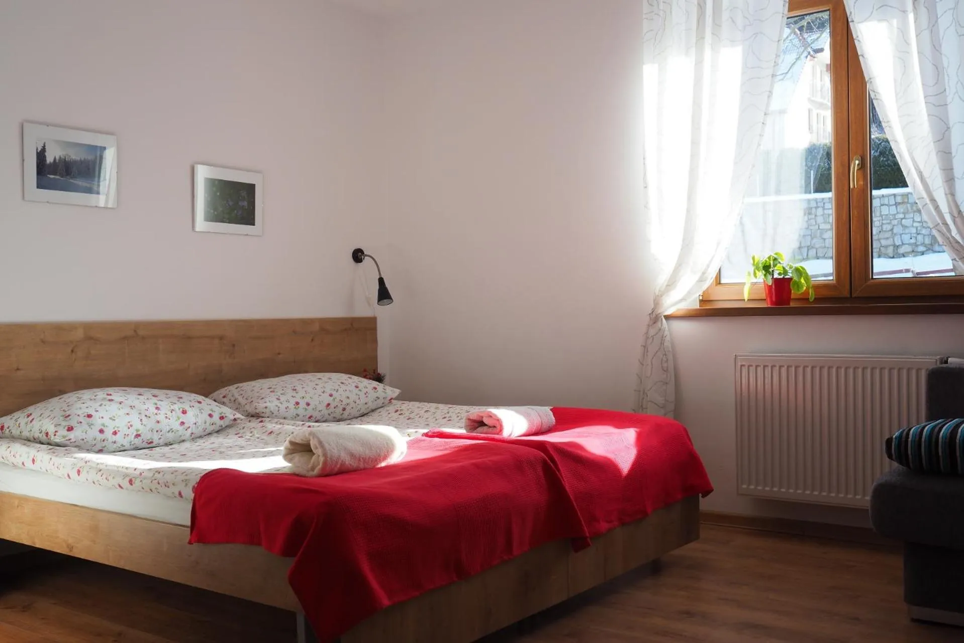 Photo of the whole room, Bed in Willa Rudy