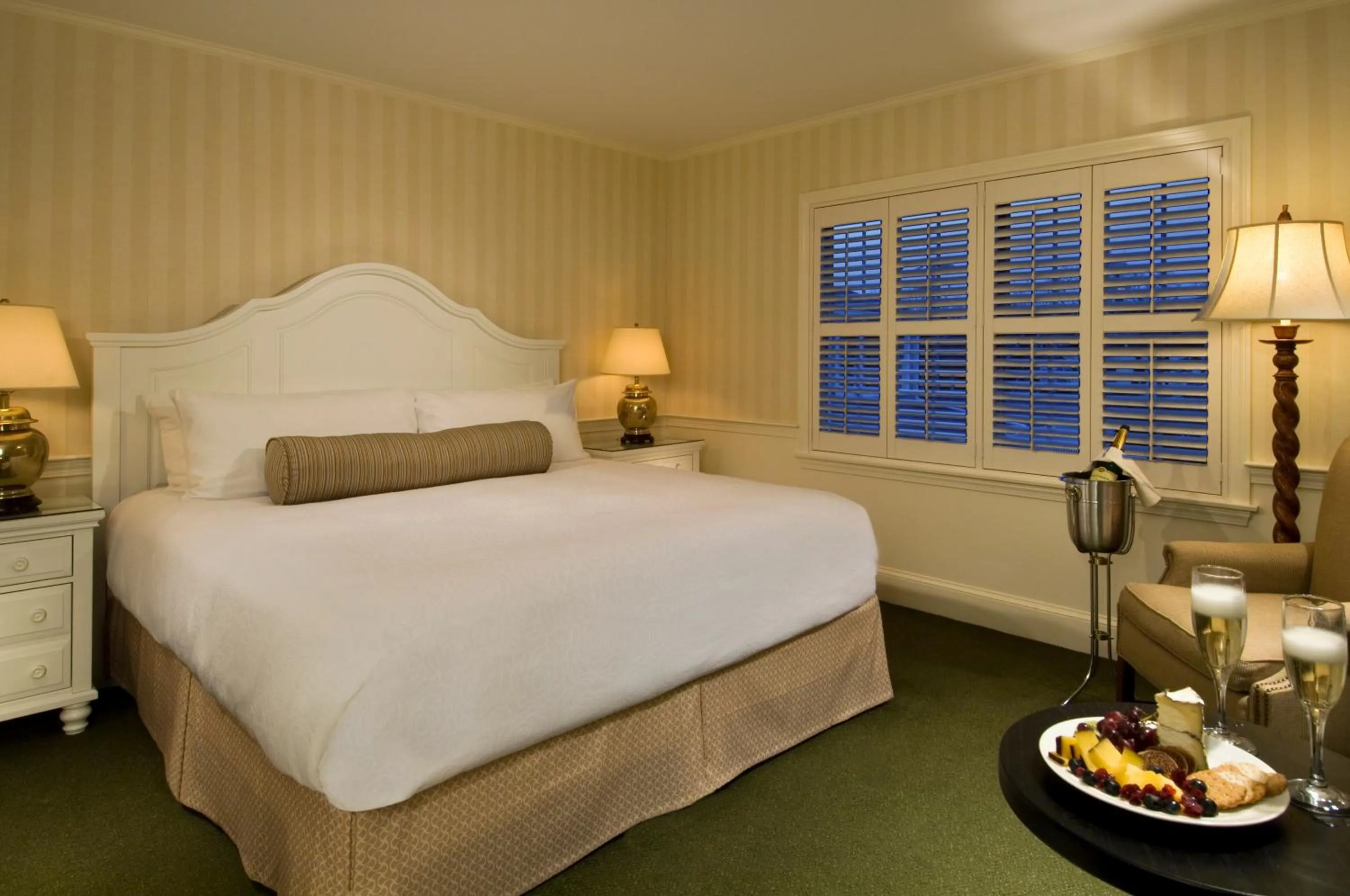 Bedroom, Bed in Chatham Wayside Inn