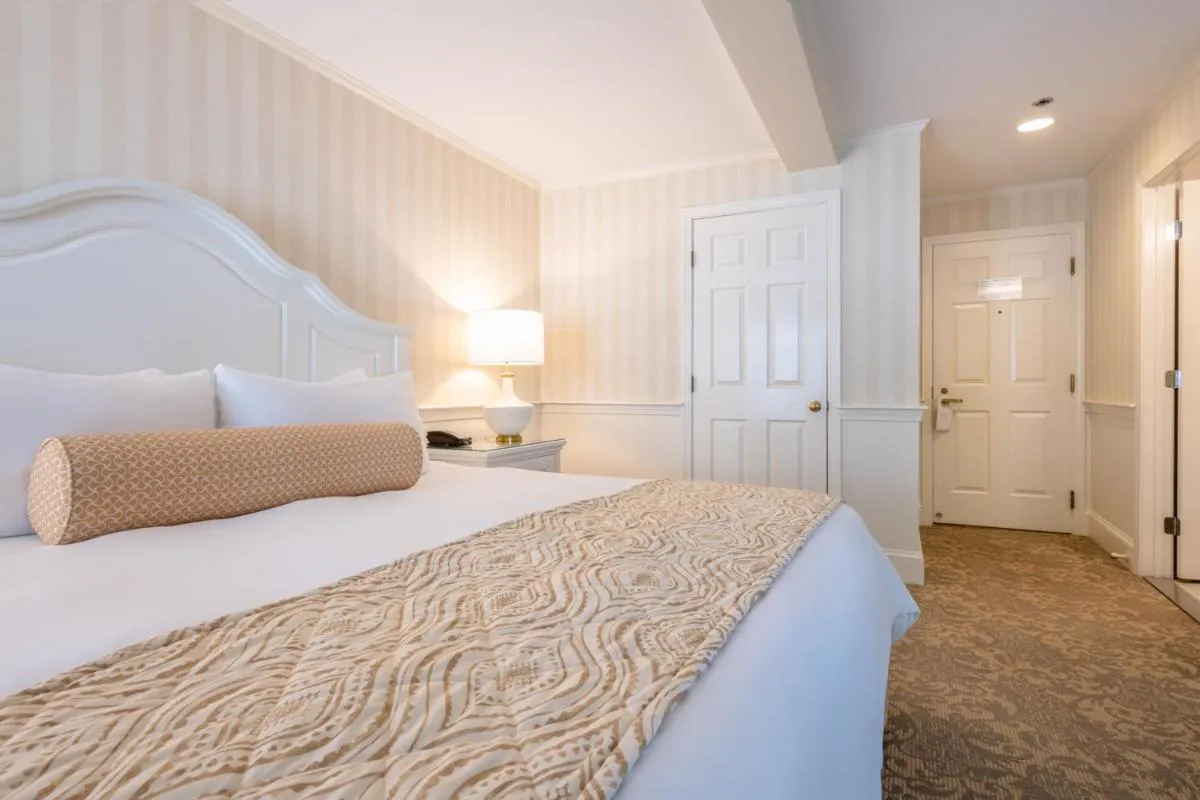 Photo of the whole room, Bed in Chatham Wayside Inn