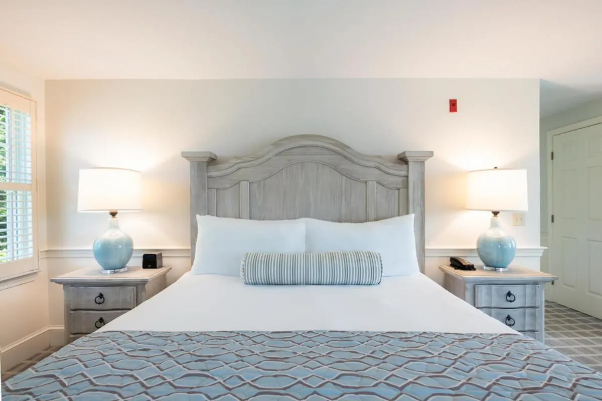 Photo of the whole room, Bed in Chatham Wayside Inn