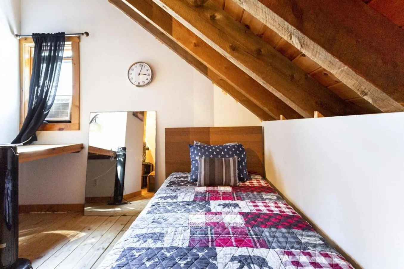 Bed in Roscoe Retreat