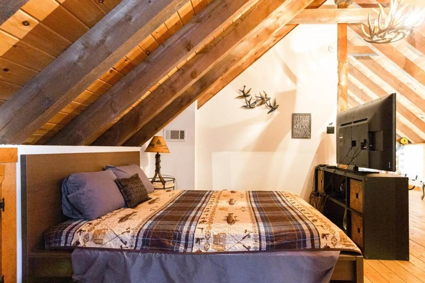 Bed in Roscoe Retreat