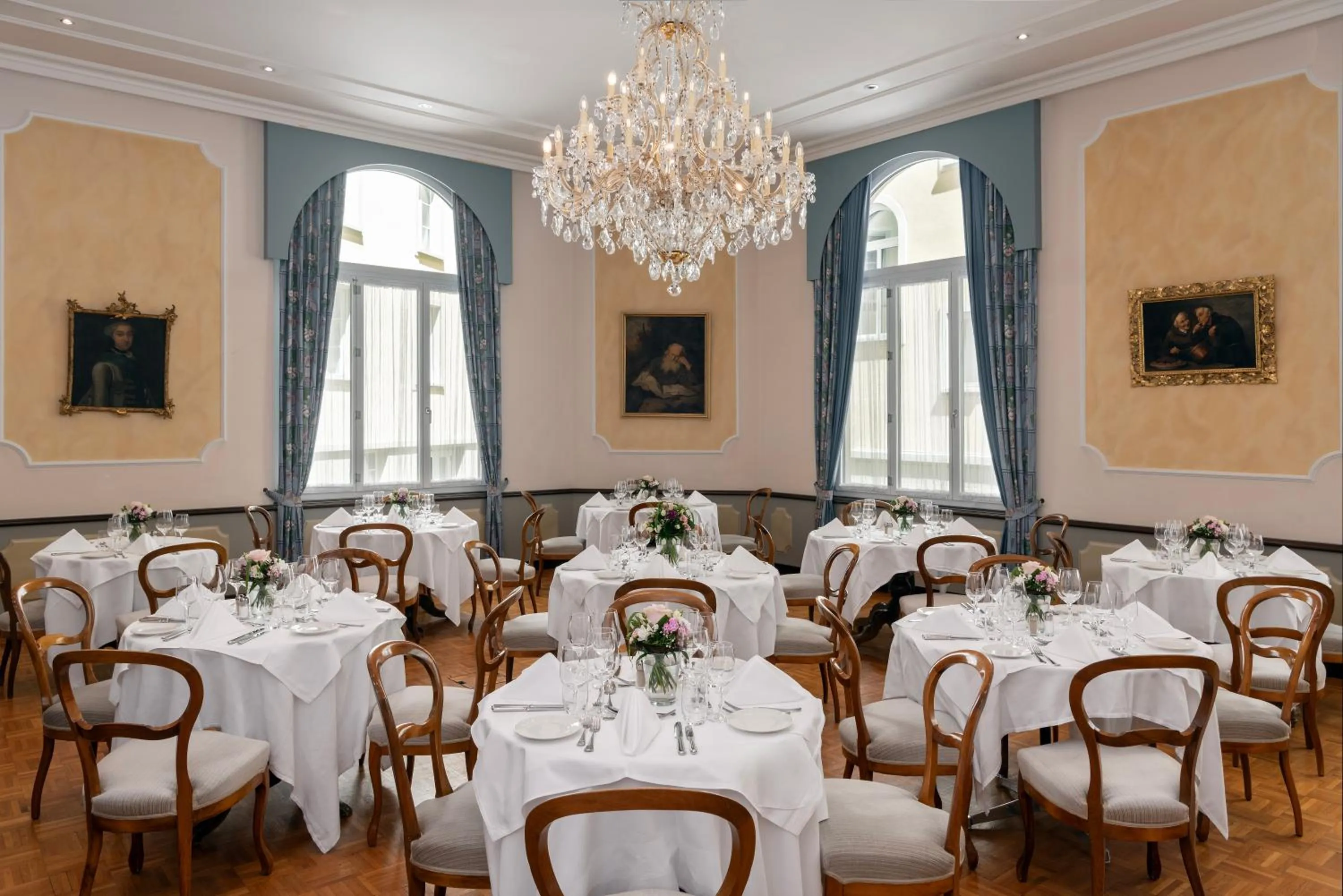 Restaurant/places to eat in Grand Hotel Europe