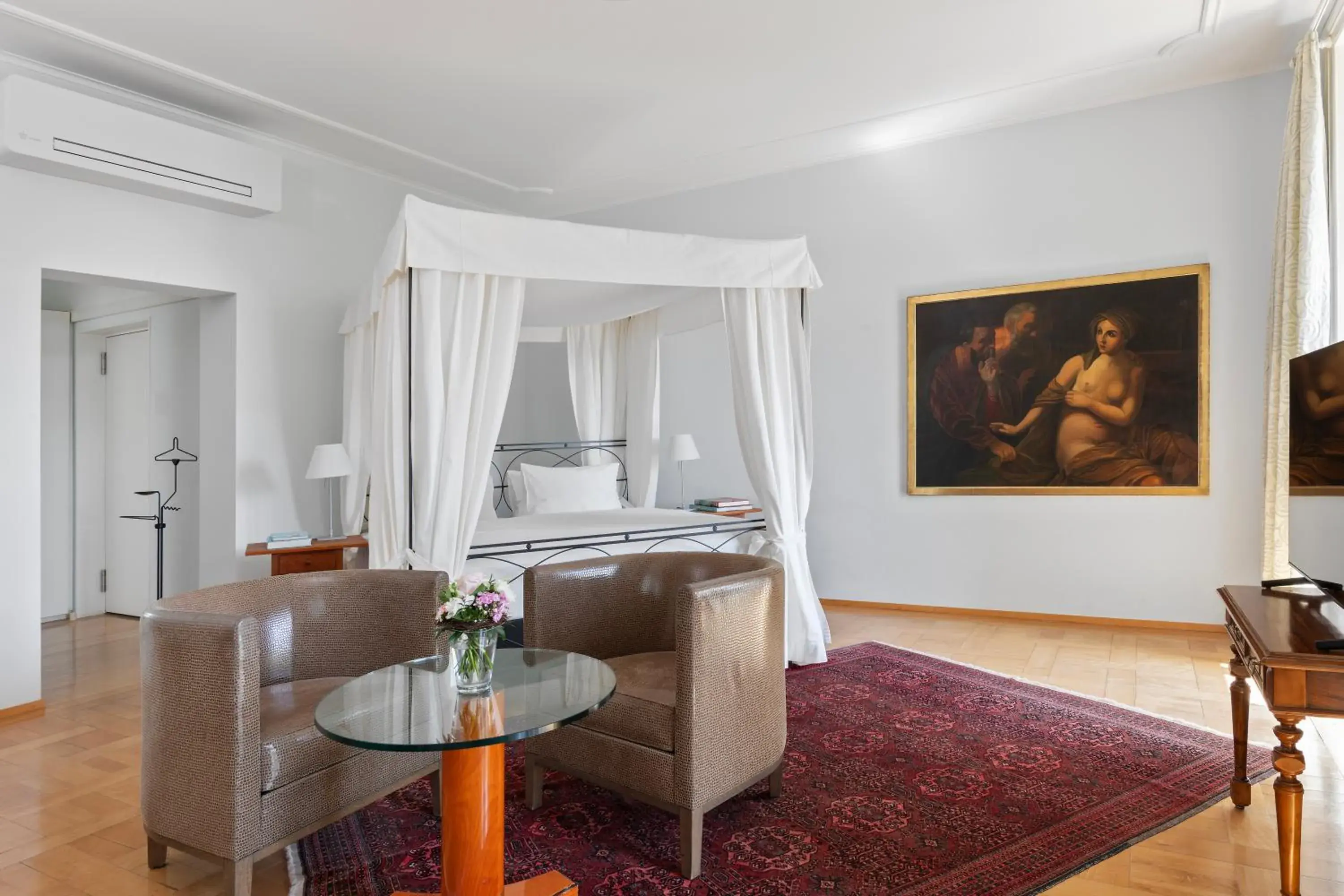 Bed in Grand Hotel Europe Bed in Grand Hotel Europe