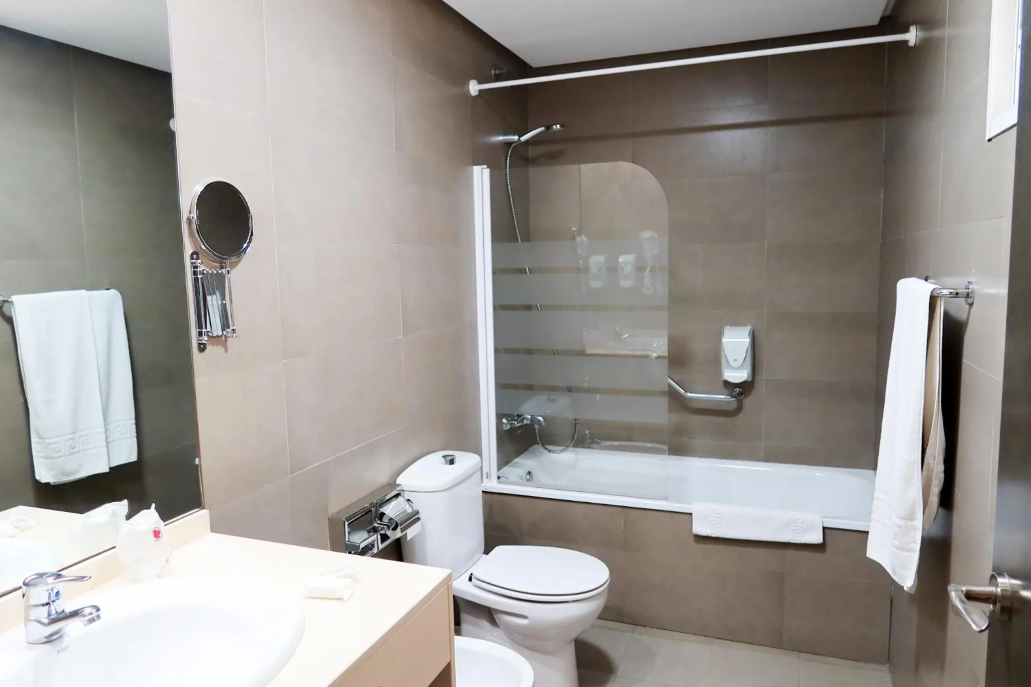 Bathroom in Hotel Benetusser