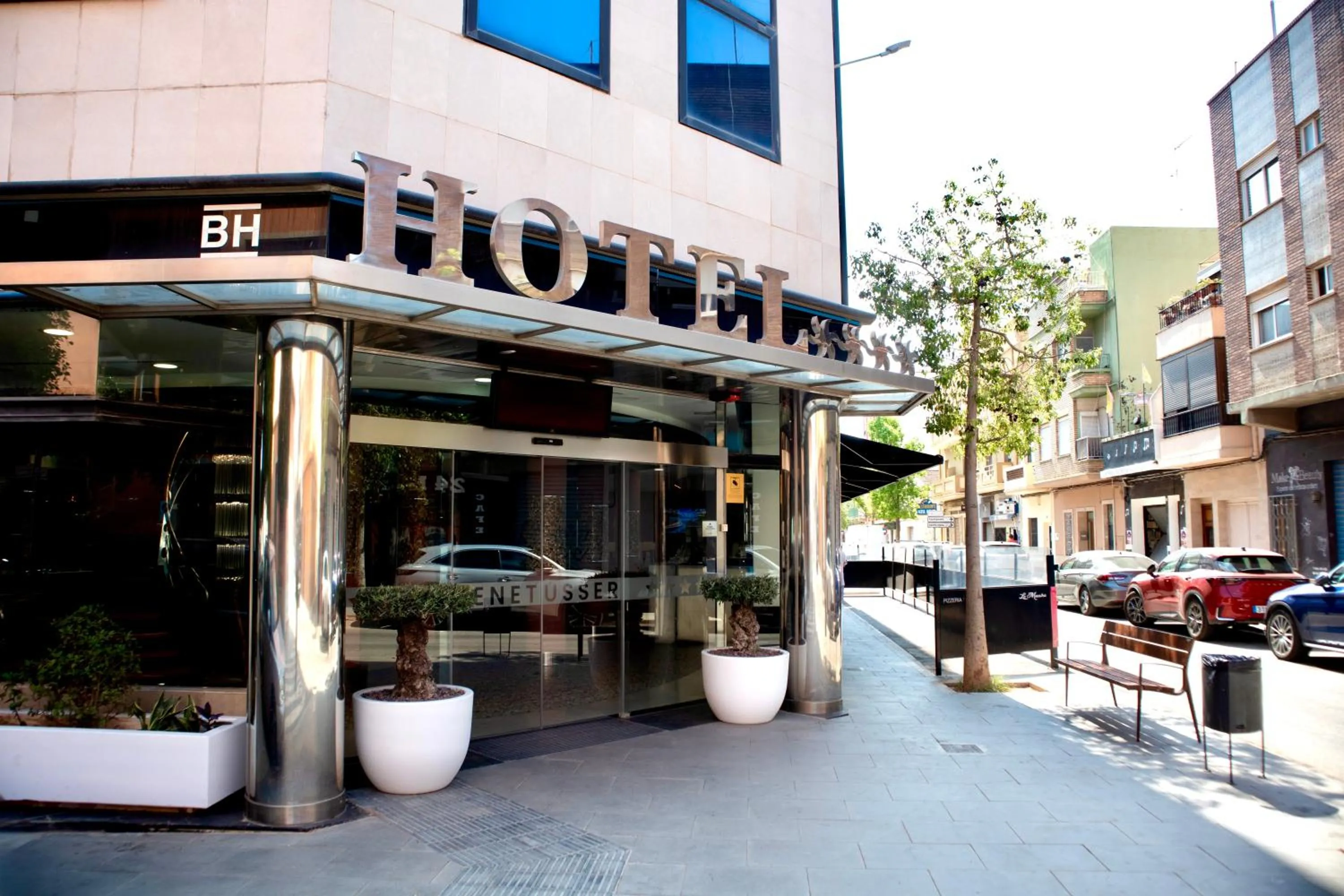 Facade/entrance in Hotel Benetusser