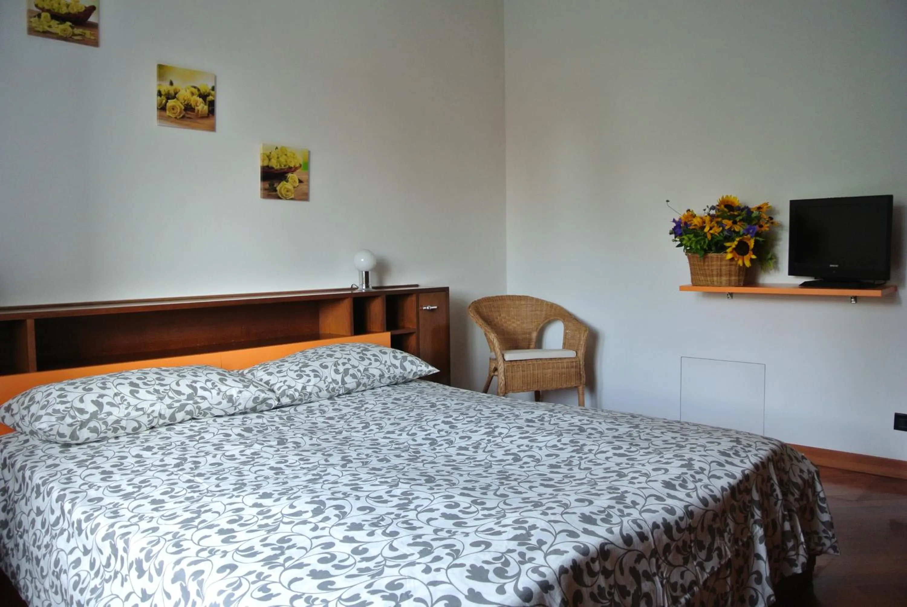 Photo of the whole room, Bed in B&B SARI