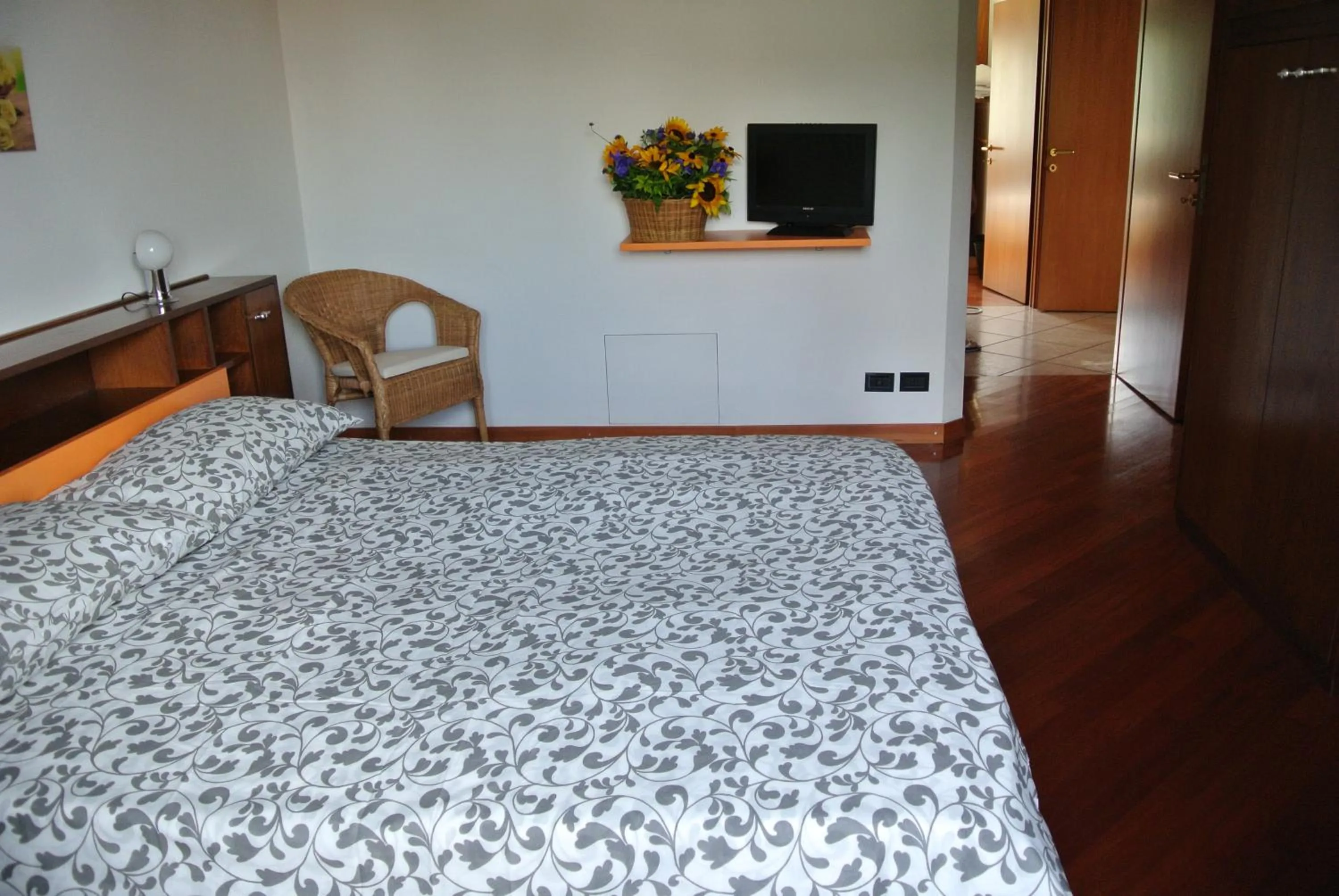 Photo of the whole room, Bed in B&B SARI