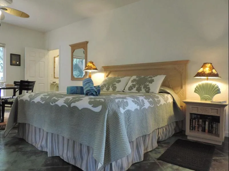 Bed in Hale Pua Villa - Hibiscus Suite
