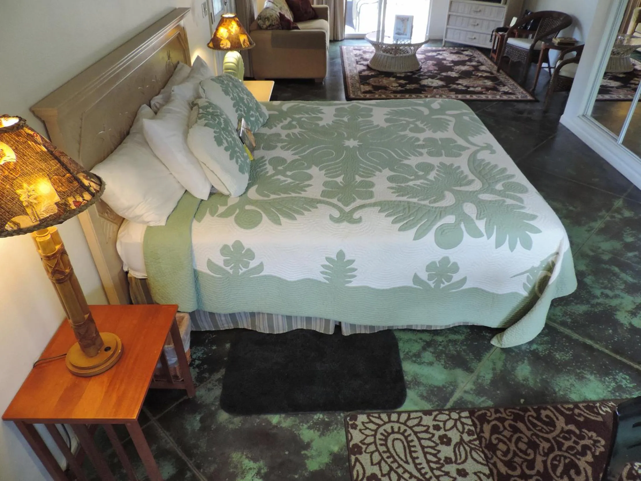 Bed in Hale Pua Villa - Hibiscus Suite