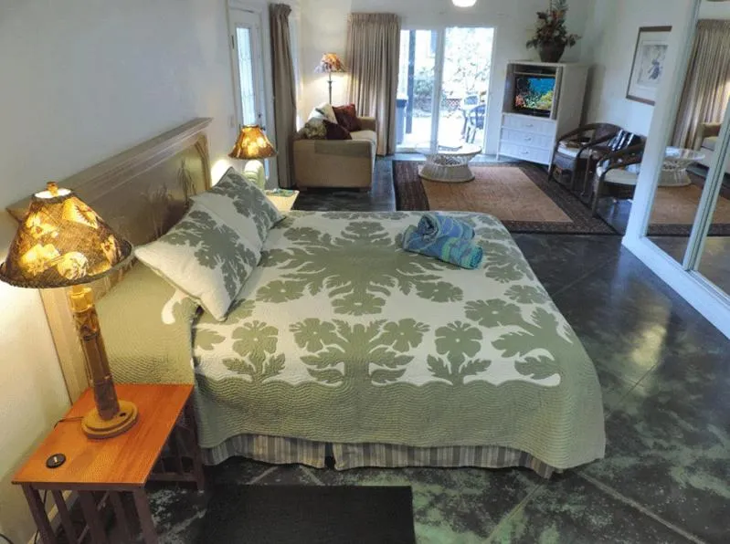 Bed in Hale Pua Villa - Hibiscus Suite