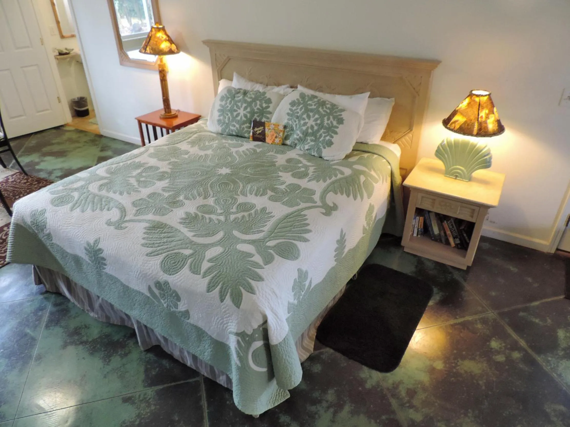 Bed in Hale Pua Villa - Hibiscus Suite